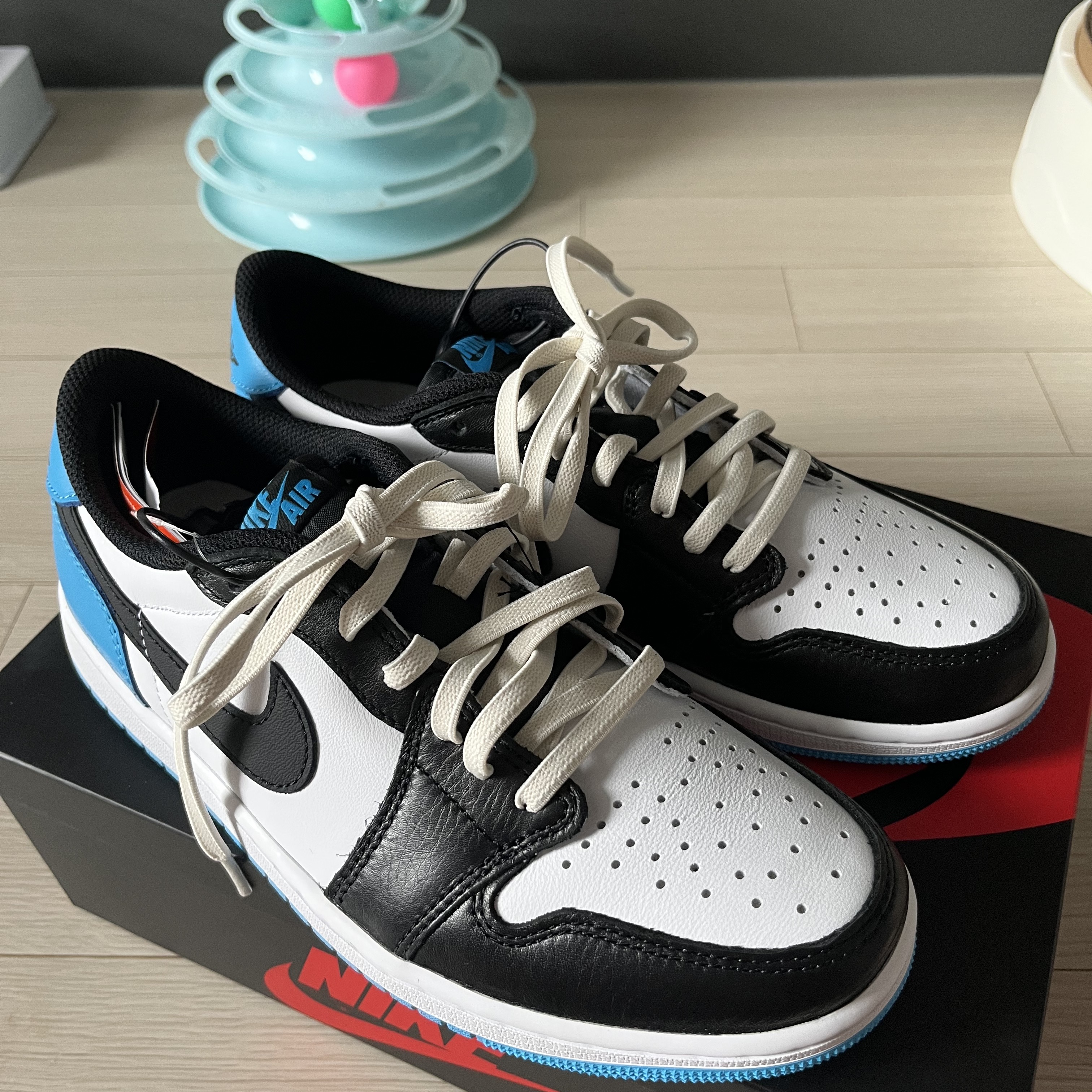 Jordan 1 Retro Low OG Black and Dark Powder Blue 착용 스타일 - 2