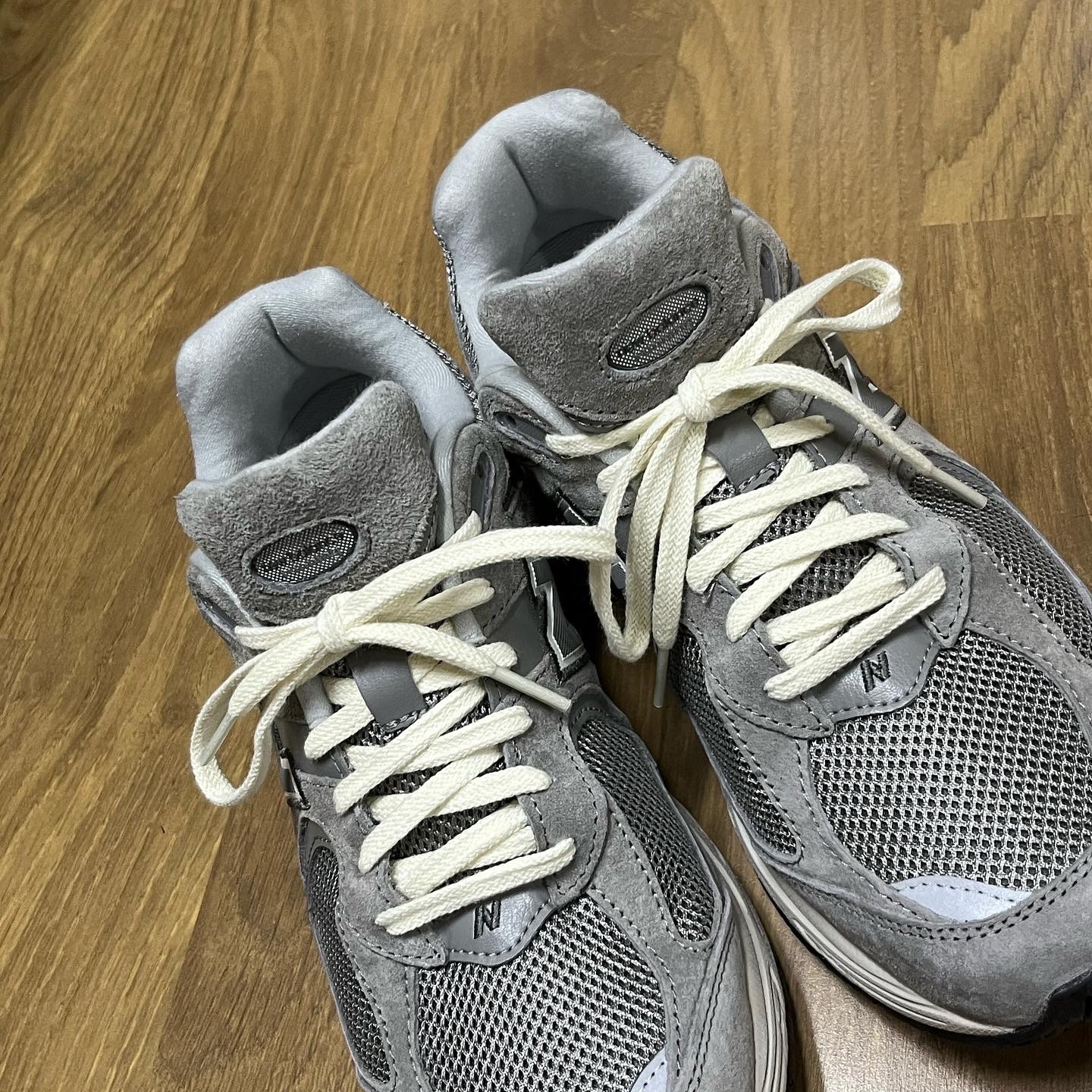 New Balance 2002R Grey 착용 스타일