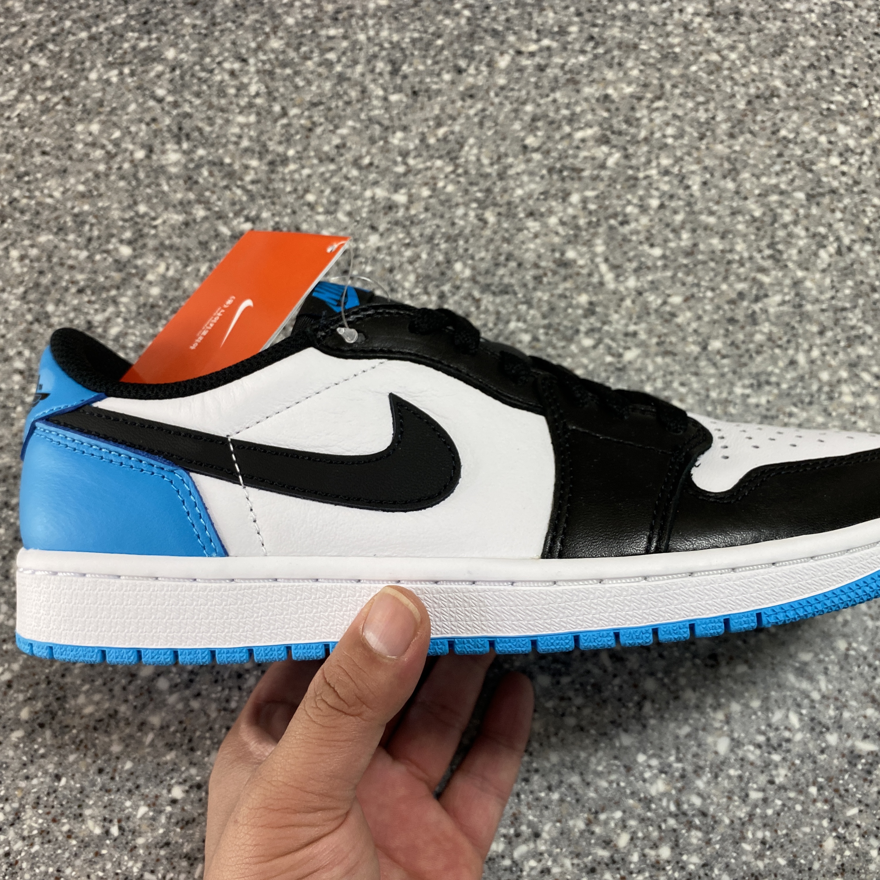 Jordan 1 Retro Low OG Black and Dark Powder Blue 착용 스타일 - 1