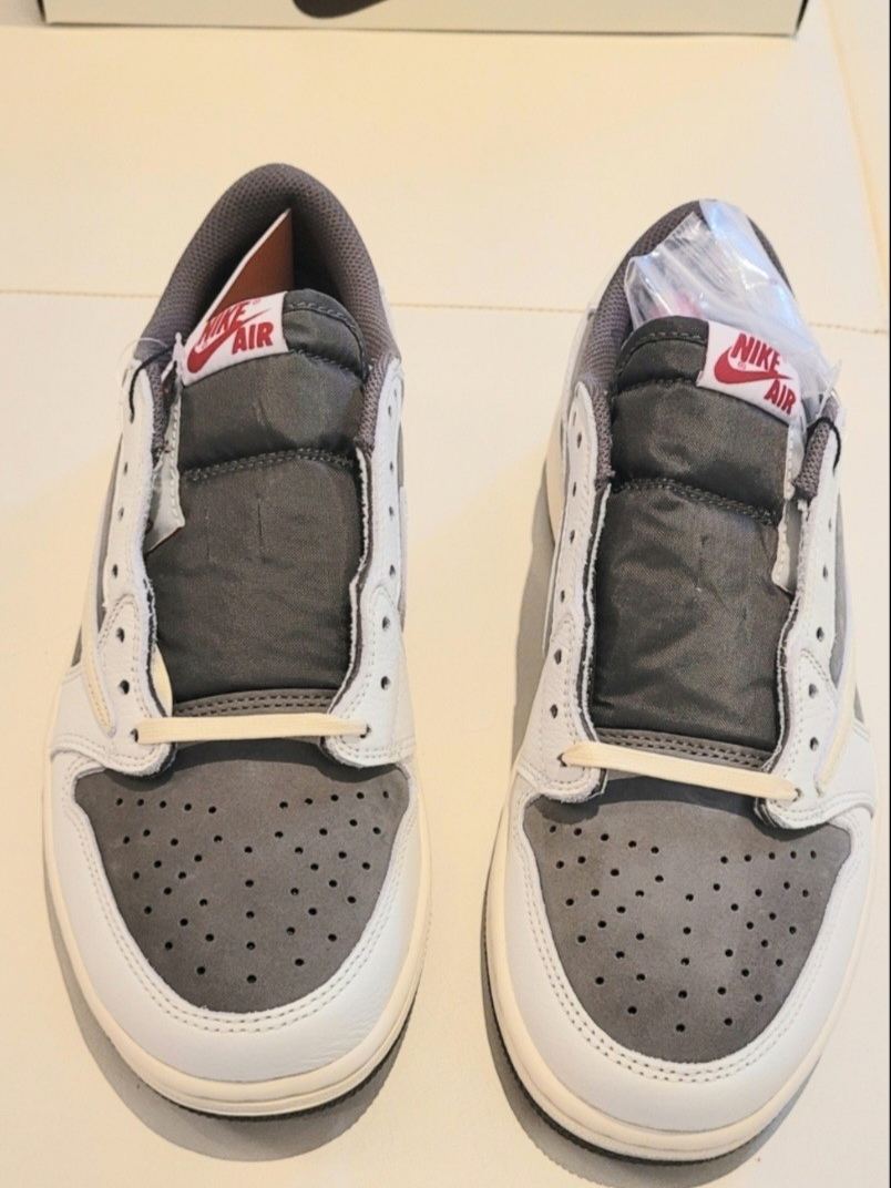 Jordan 1 x Travis Scott Retro Low OG SP Sail and Ridgerock 착용 스타일