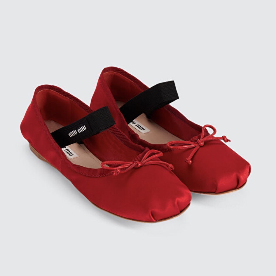 (W) Miu Miu Satin Ballerinas Black 착용 스타일