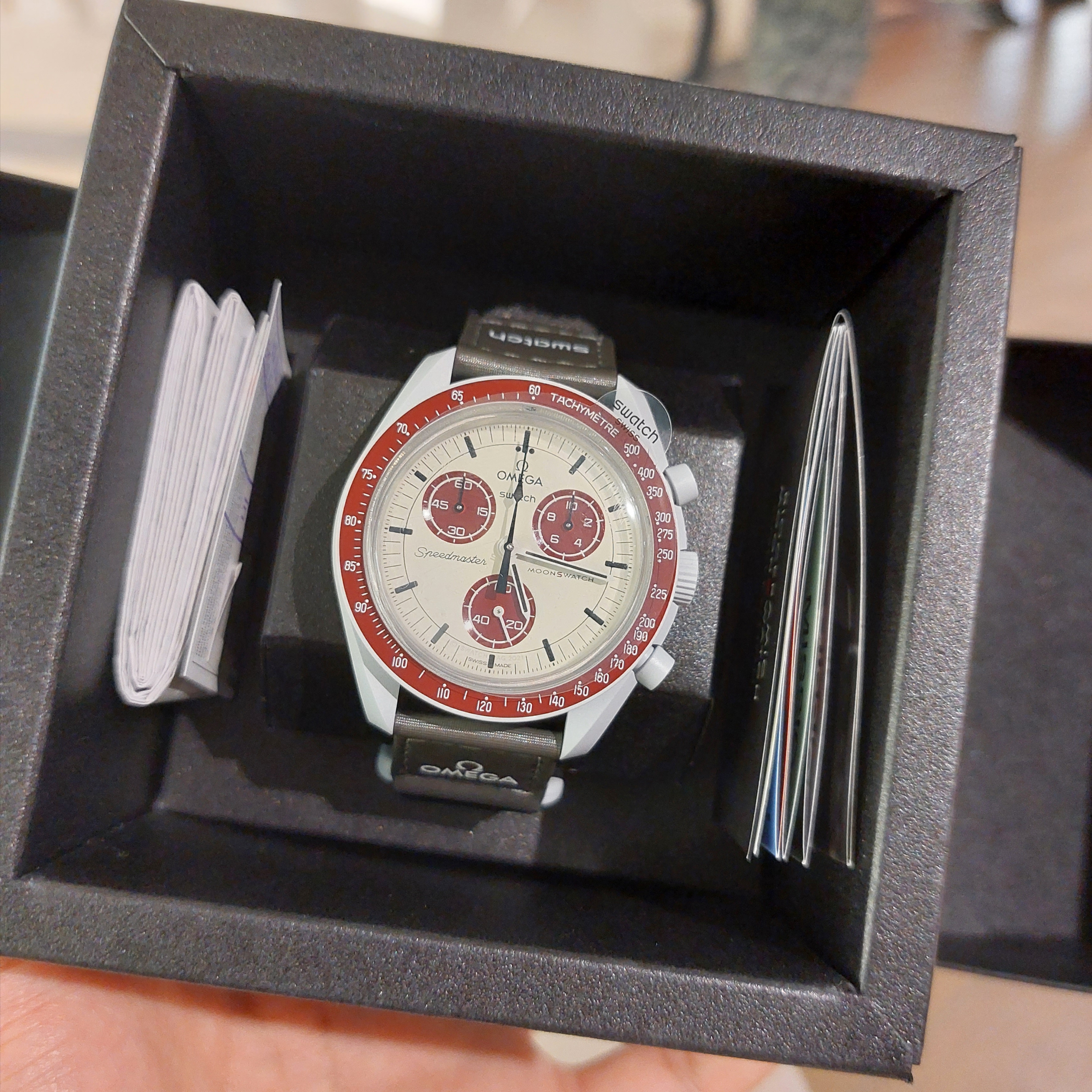 Swatch x Omega Bioceramic MoonSwatch Mission To Pluto 착용 스타일