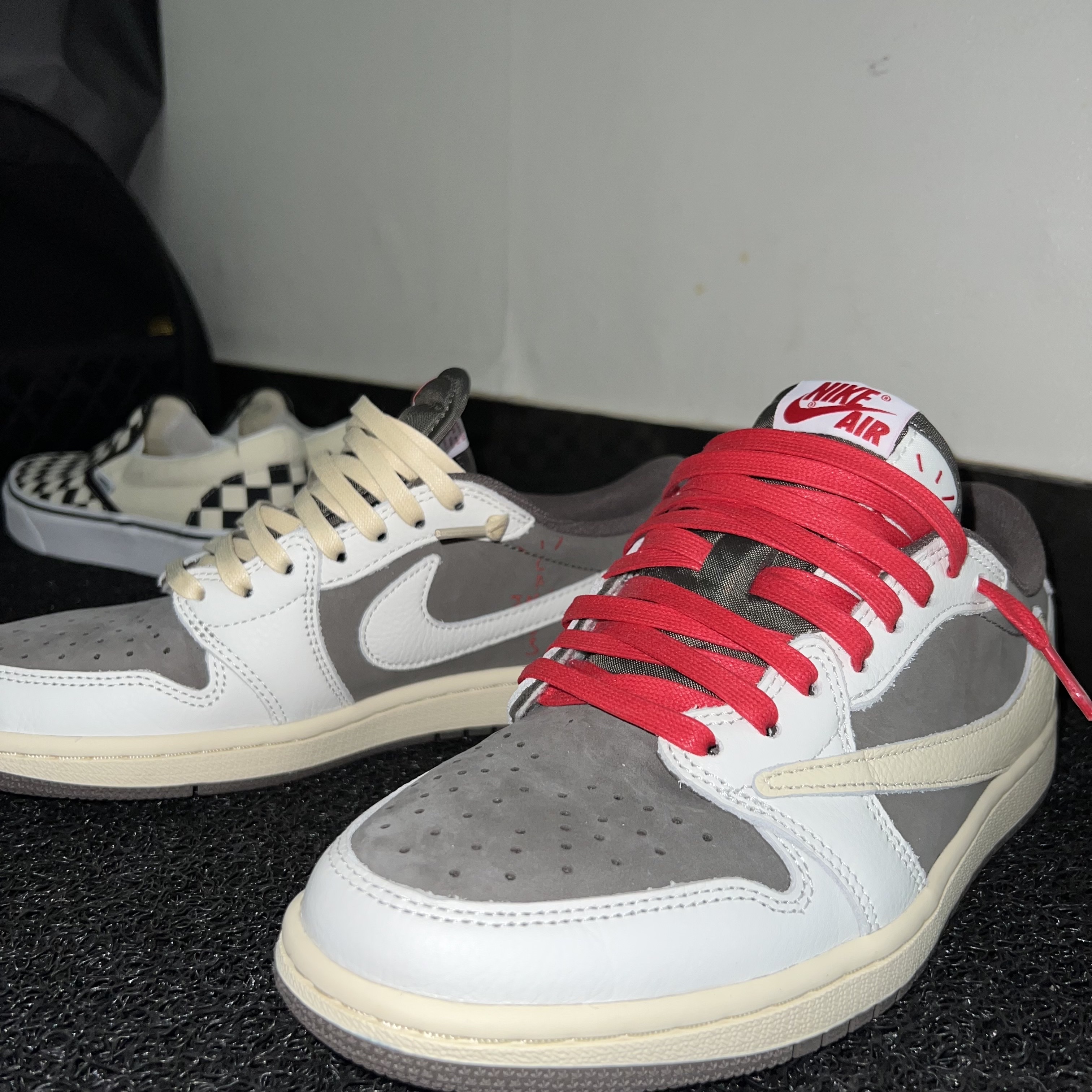 Jordan 1 x Travis Scott Retro Low OG SP Sail and Ridgerock 착용 스타일 - 2