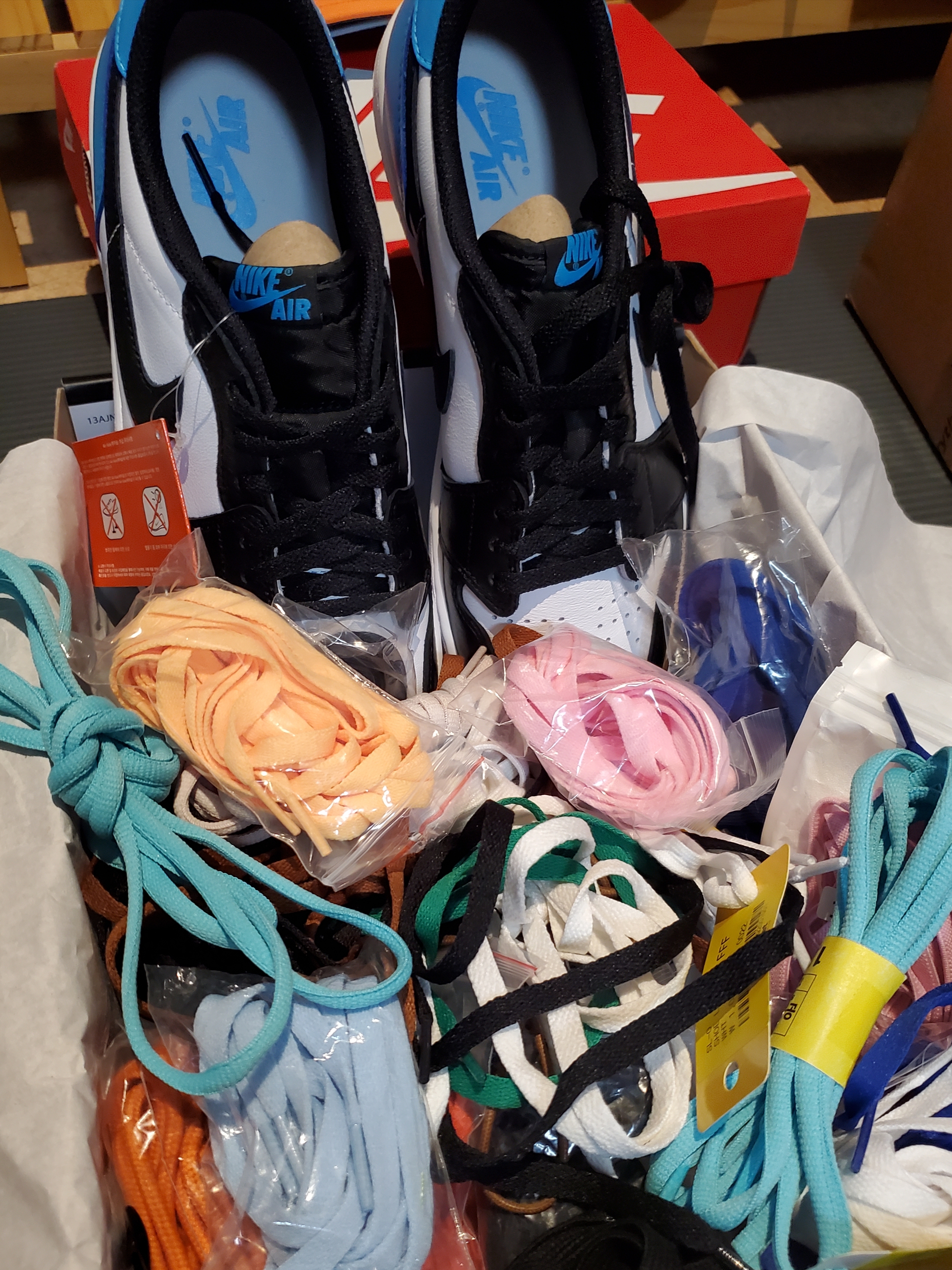 Jordan 1 Retro Low OG Black and Dark Powder Blue 착용 스타일