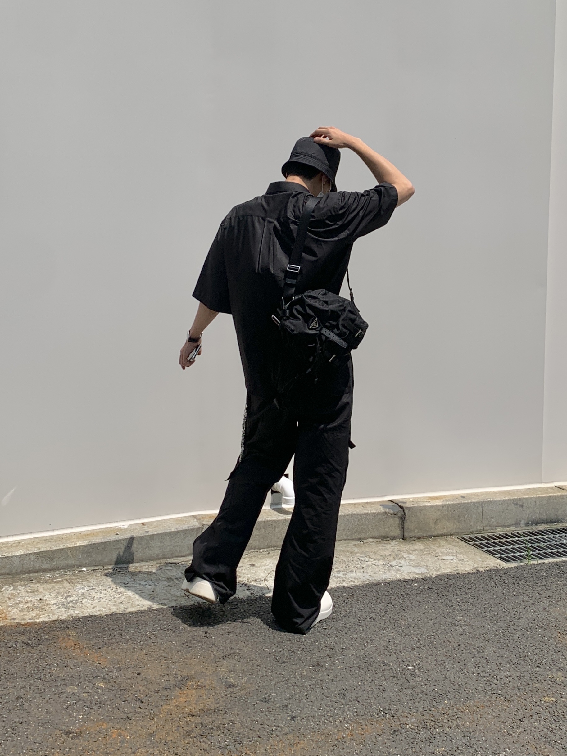 Prada Re-Nylon Bucket Hat Black, Prada Re-Nylon Small Backpack Black 착용 스타일 - 3