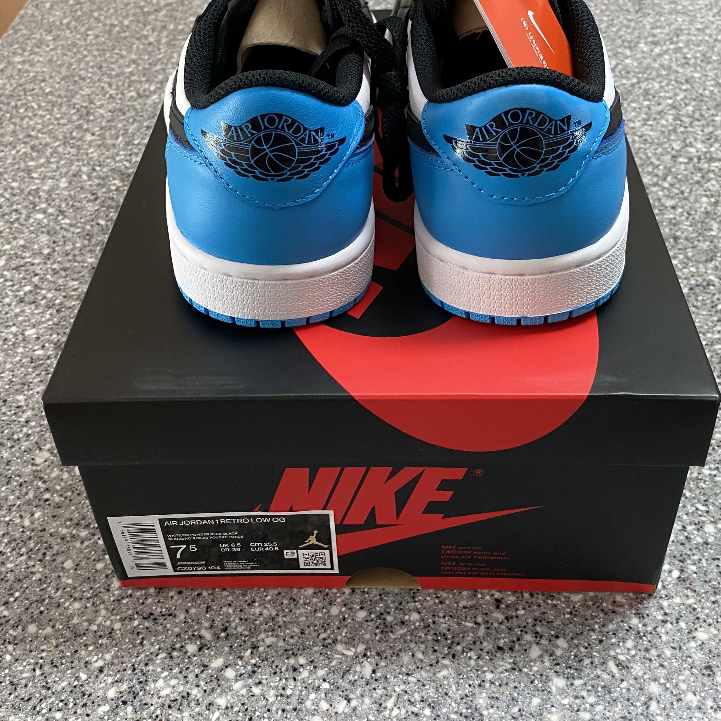Jordan 1 Retro Low OG Black and Dark Powder Blue 착용 스타일 - 4