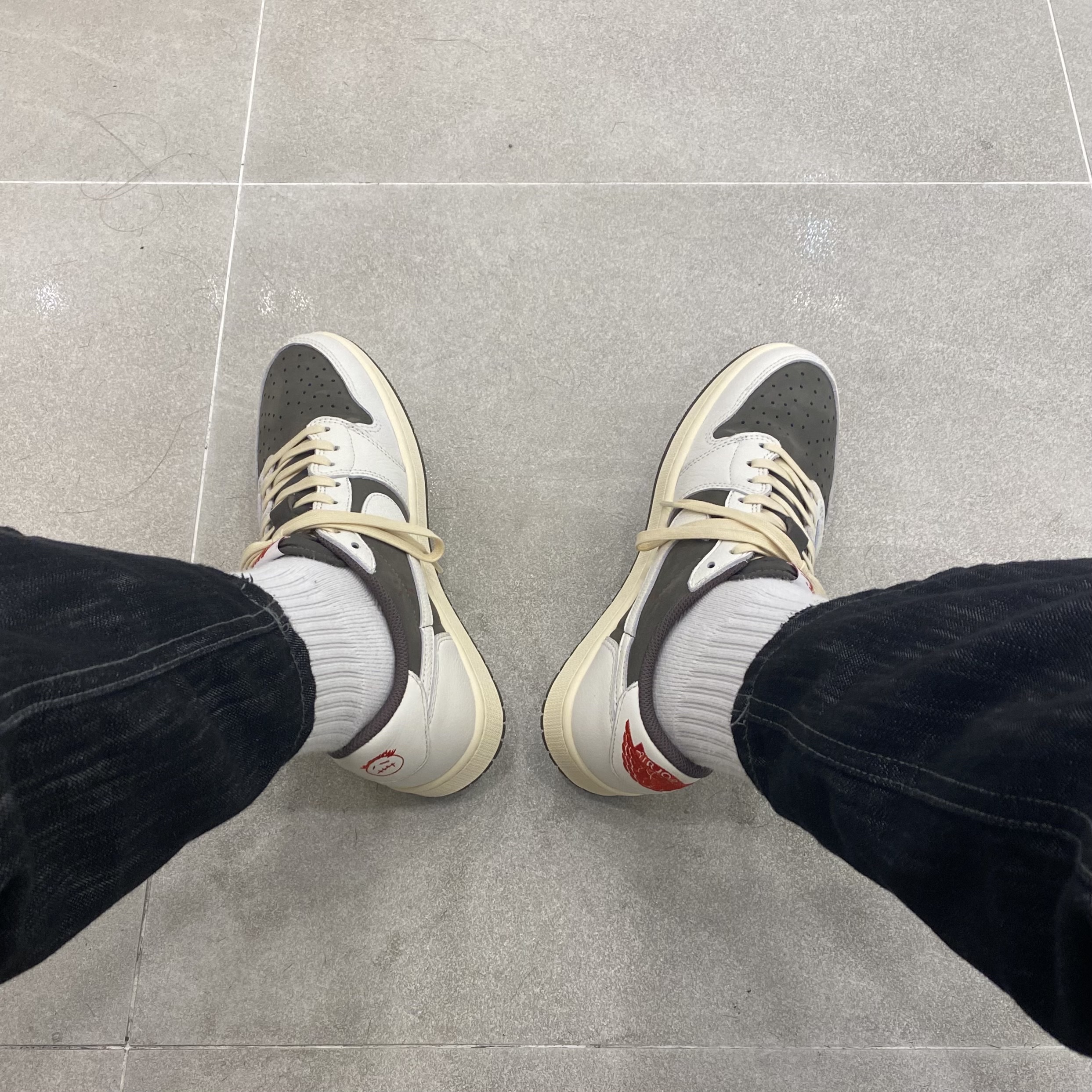Jordan 1 x Travis Scott Retro Low OG SP Sail and Ridgerock 착용 스타일