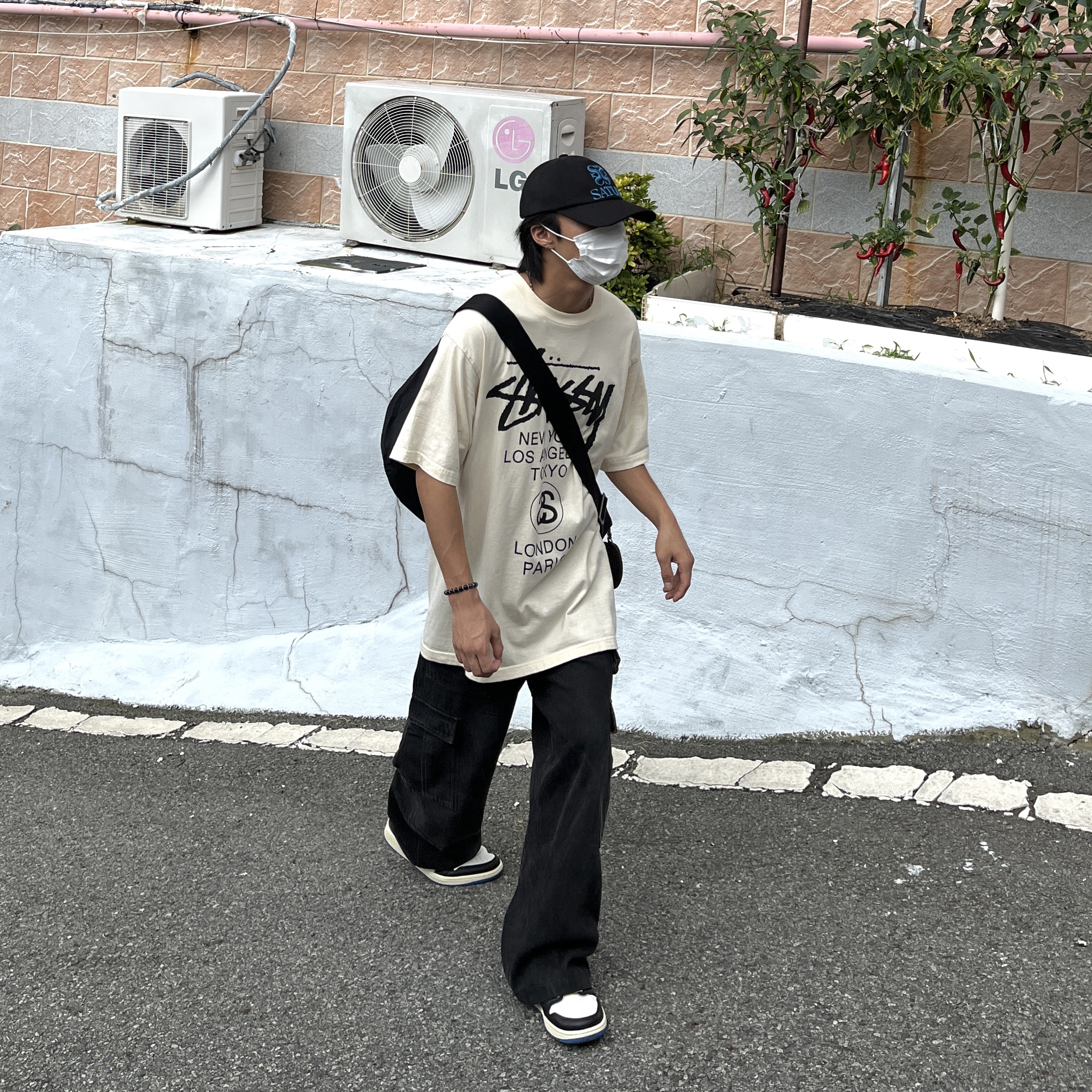 Jordan 1 x Travis Scott x Fragment Retro Low OG SP Military Blue, Stussy World Tour T-Shirt Pale Yellow 2021 착용 스타일 - 2