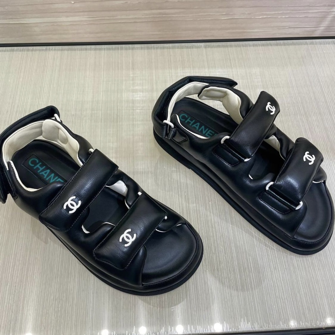 (W) Chanel Sandals Lambskin & Black 착용 스타일