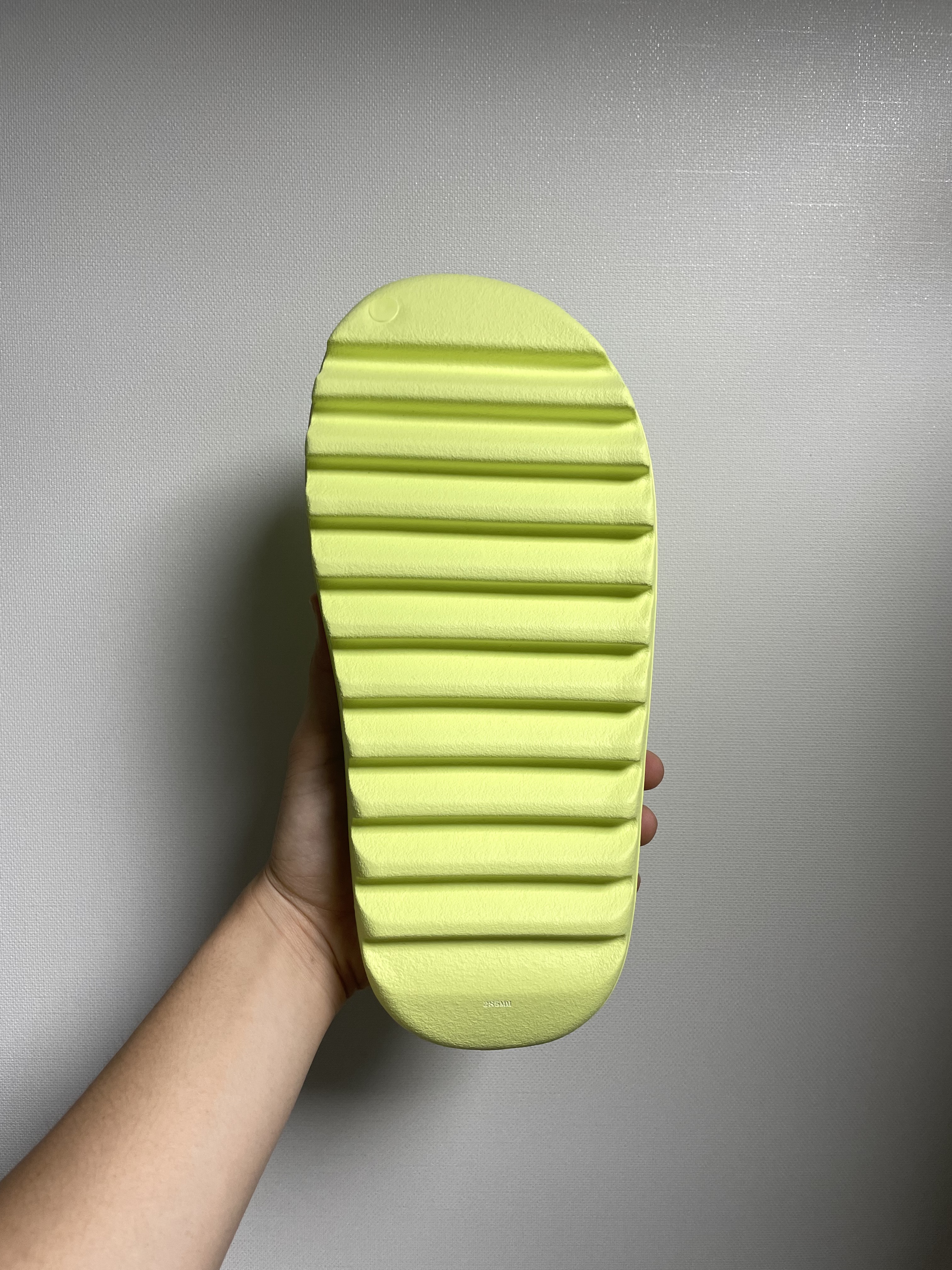 Adidas Yeezy Slide Glow Green 2022/2023 착용 스타일 - 3