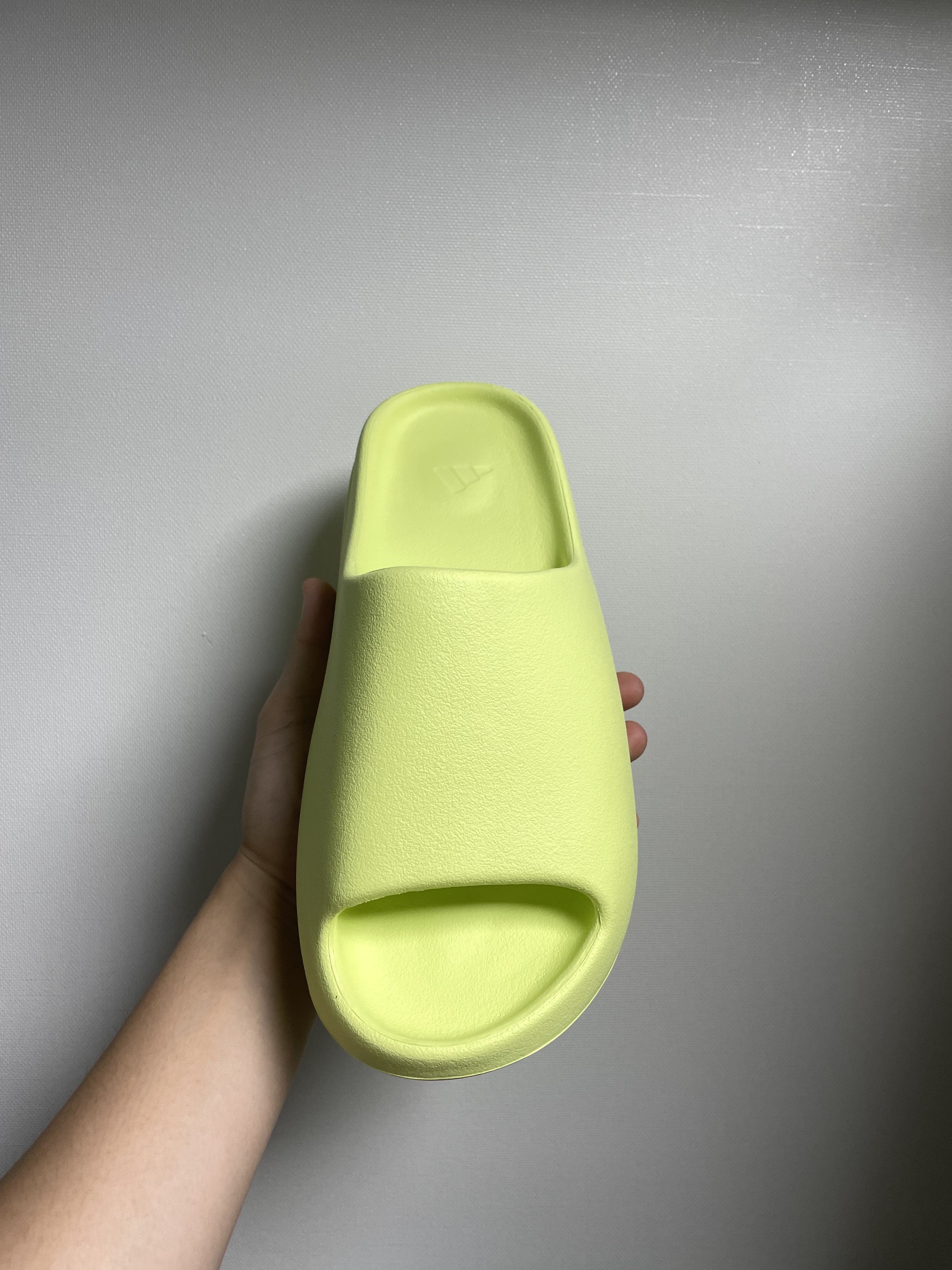 Adidas Yeezy Slide Glow Green 2022/2023 착용 스타일 - 4