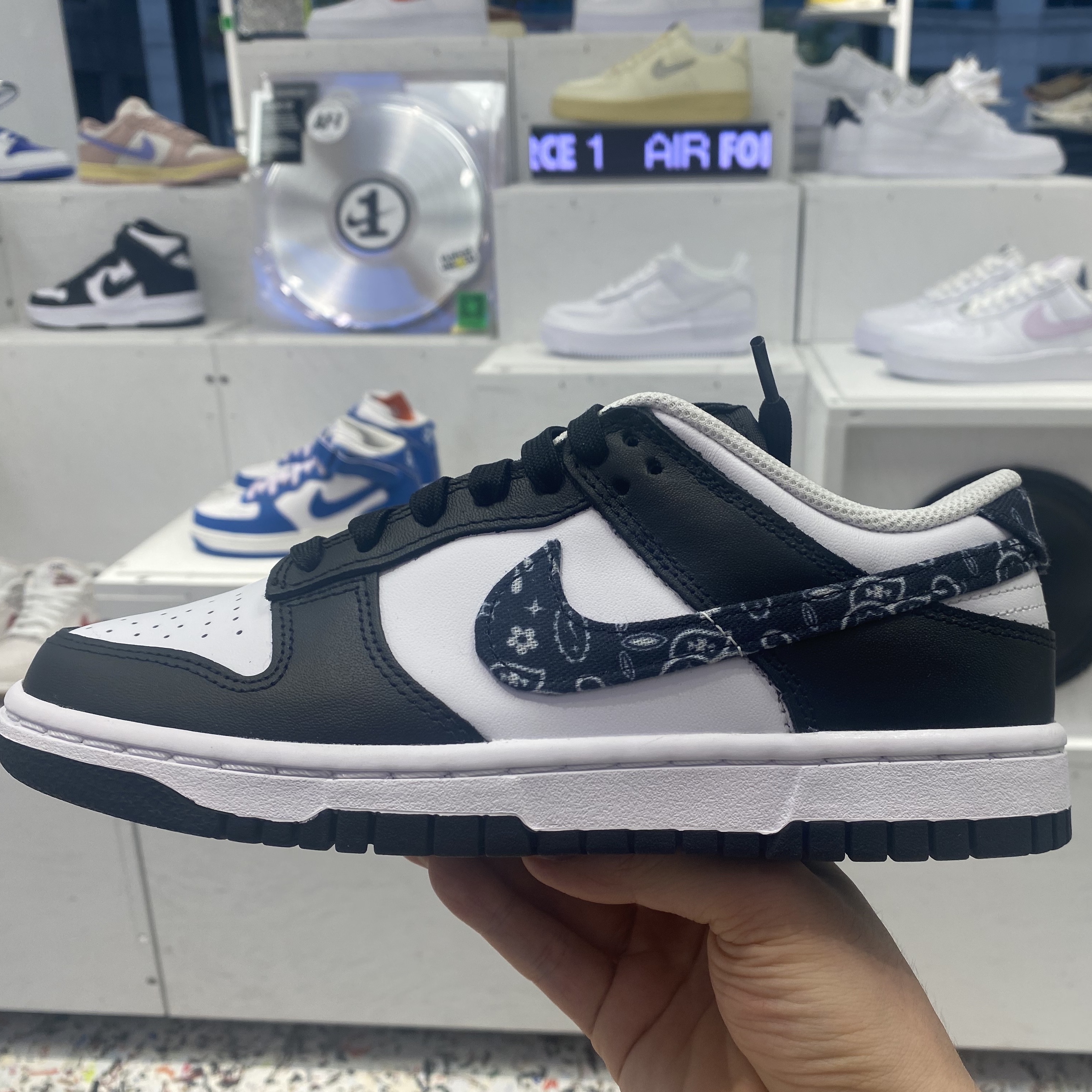 (W) Nike Dunk Low Essential Black Paisley 착용 스타일 - 2