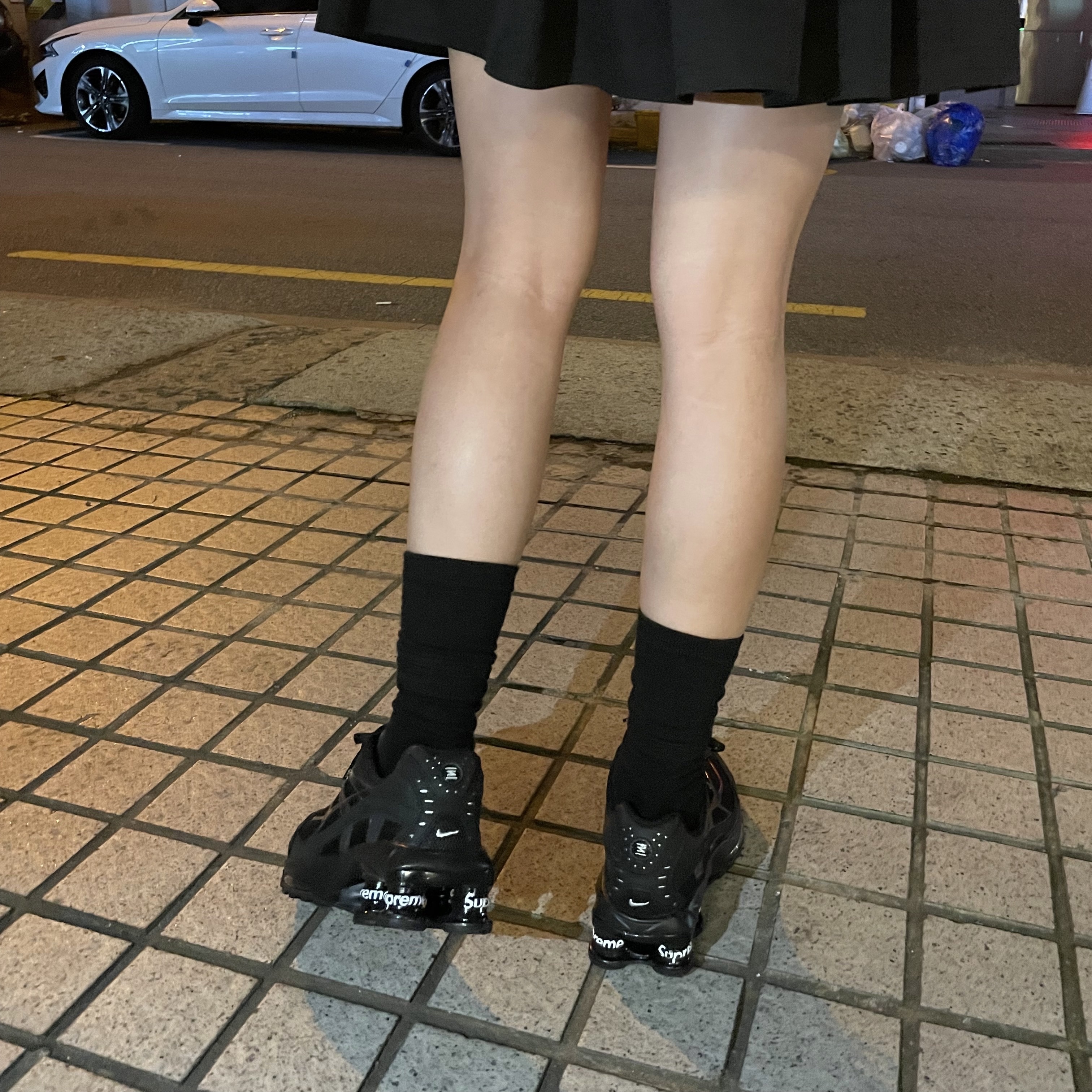 Nike x Supreme Shox Ride 2 SP Black, Prada Re-Edition 2005 Re-Nylon Mini Hobo Bag Black 착용 스타일 - 4