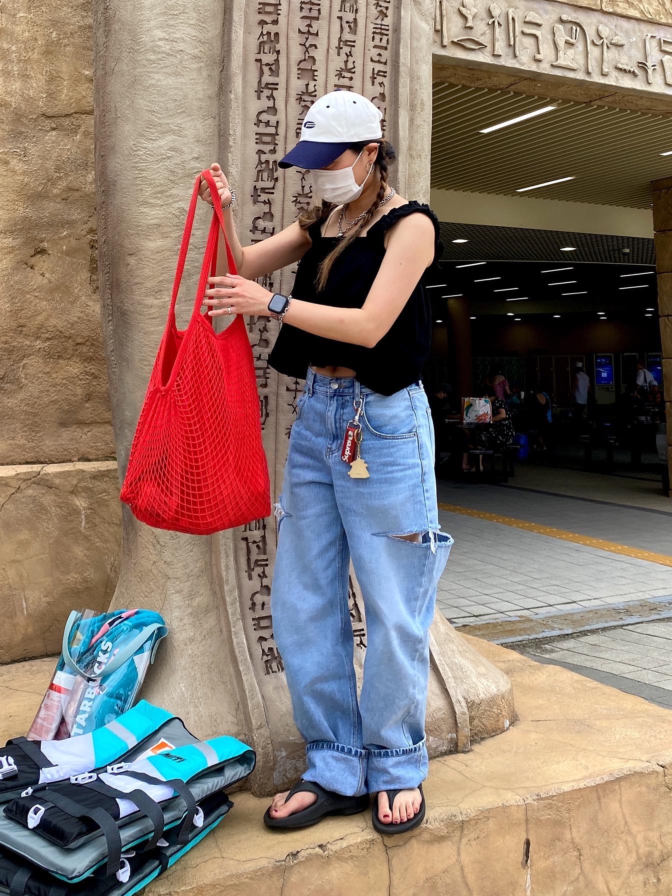 Oofos OOriginal Black, Supreme Leather Key Loop Red - 21SS 착용 스타일 - 2