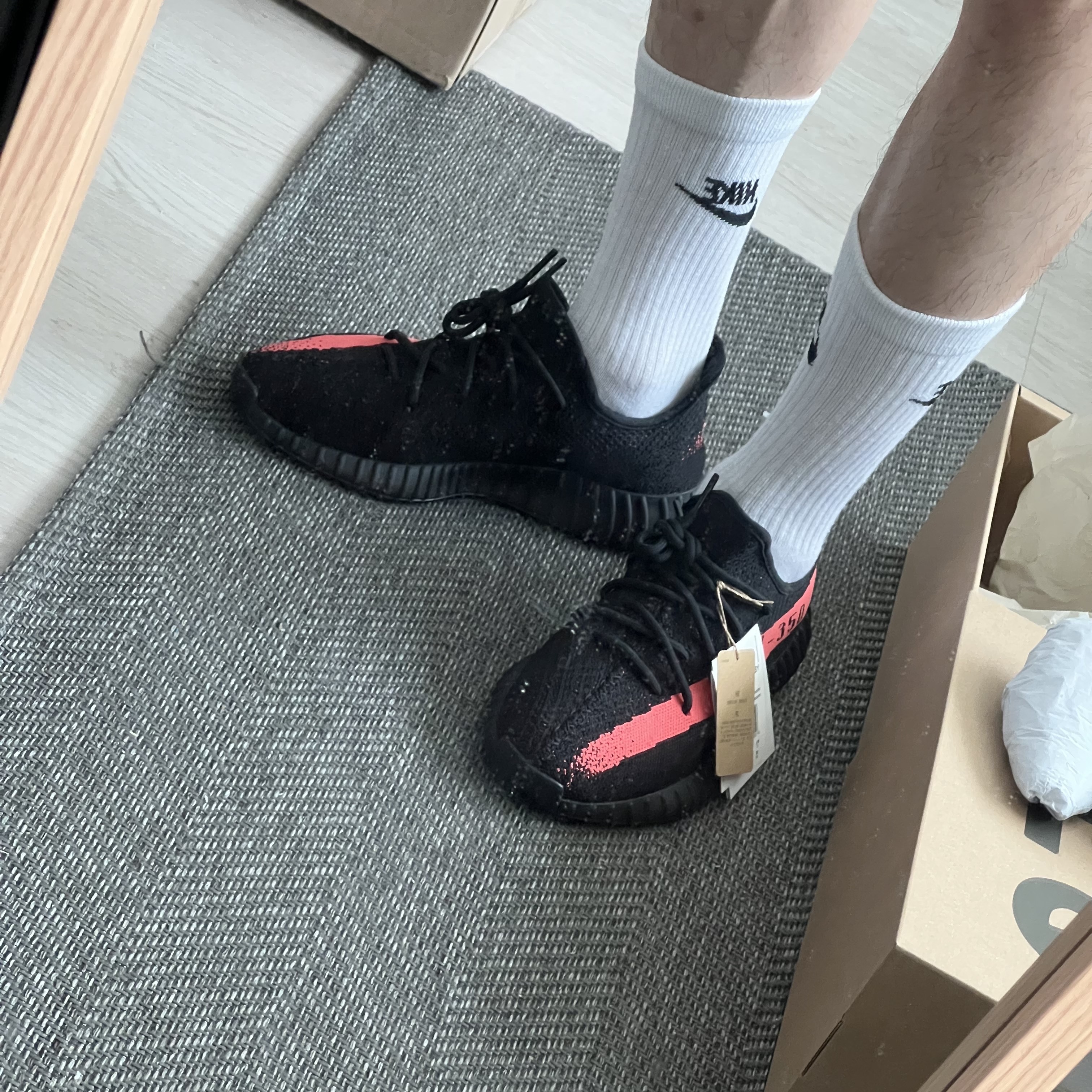 Adidas Yeezy Boost 350 V2 Core Black Red 2022/2023 착용 스타일