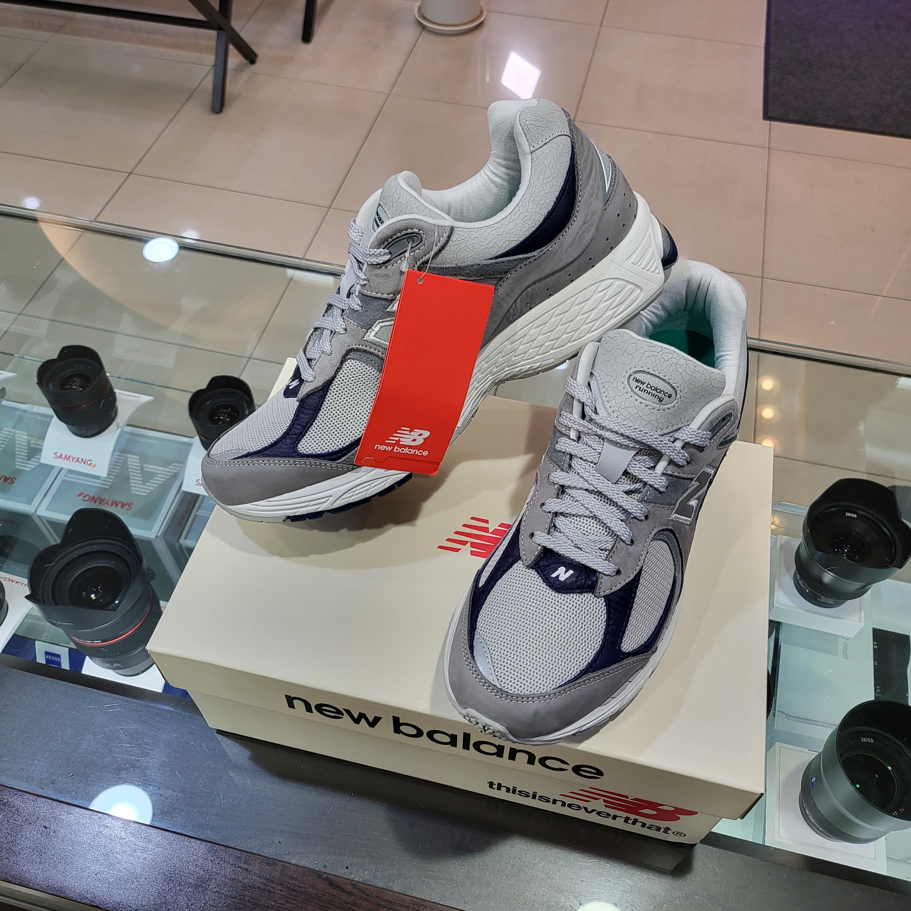 New Balance x Thisisneverthat 2002R 2022 Downtown Run 착용 스타일 - 3