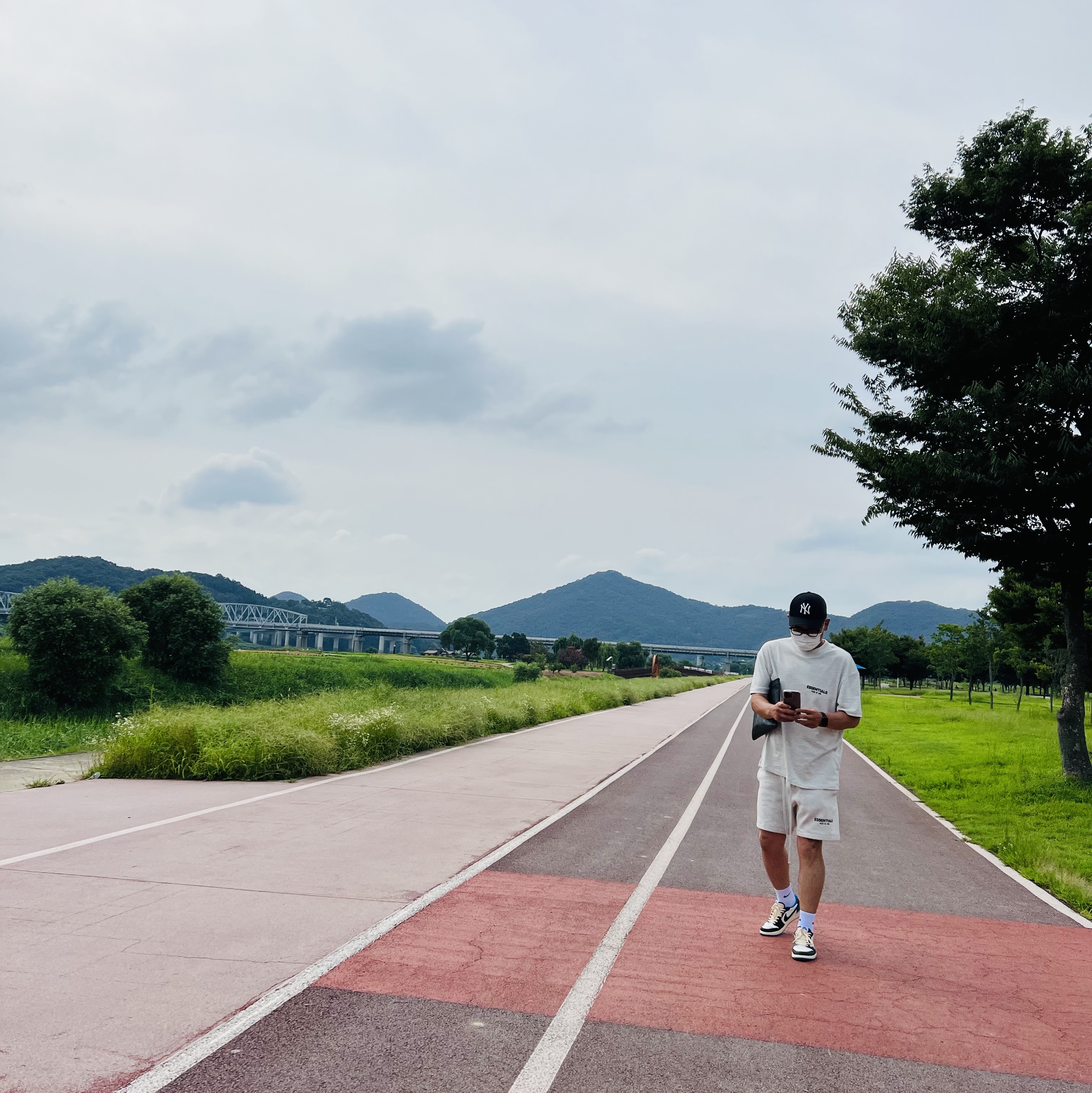 Essentials The Core Collection T-Shirt Light Oatmeal, Essentials The Core Collection Sweatshorts Light Oatmeal 착용 스타일 - 2