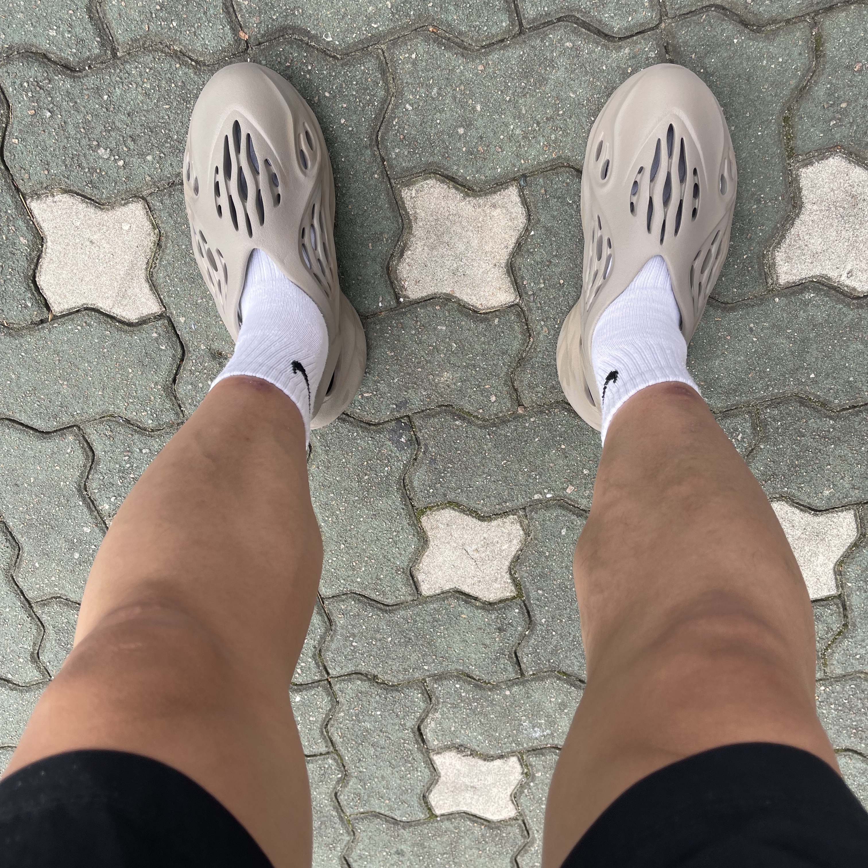 Adidas Yeezy Foam RNNR Stone Sage 착용 스타일
