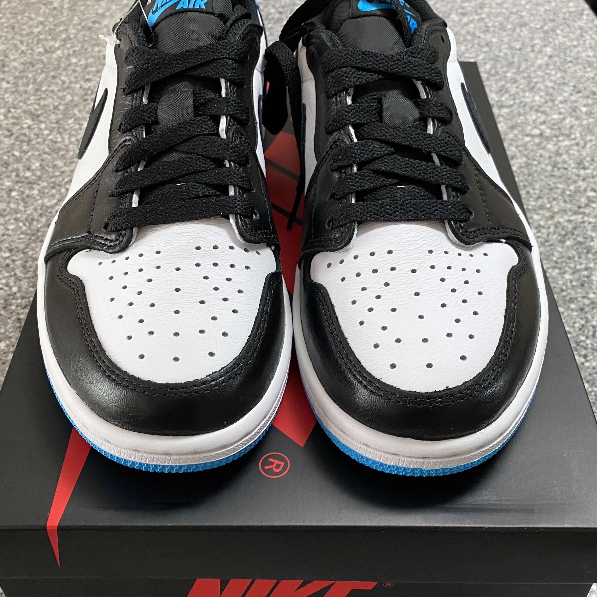 Jordan 1 Retro Low OG Black and Dark Powder Blue 착용 스타일 - 3