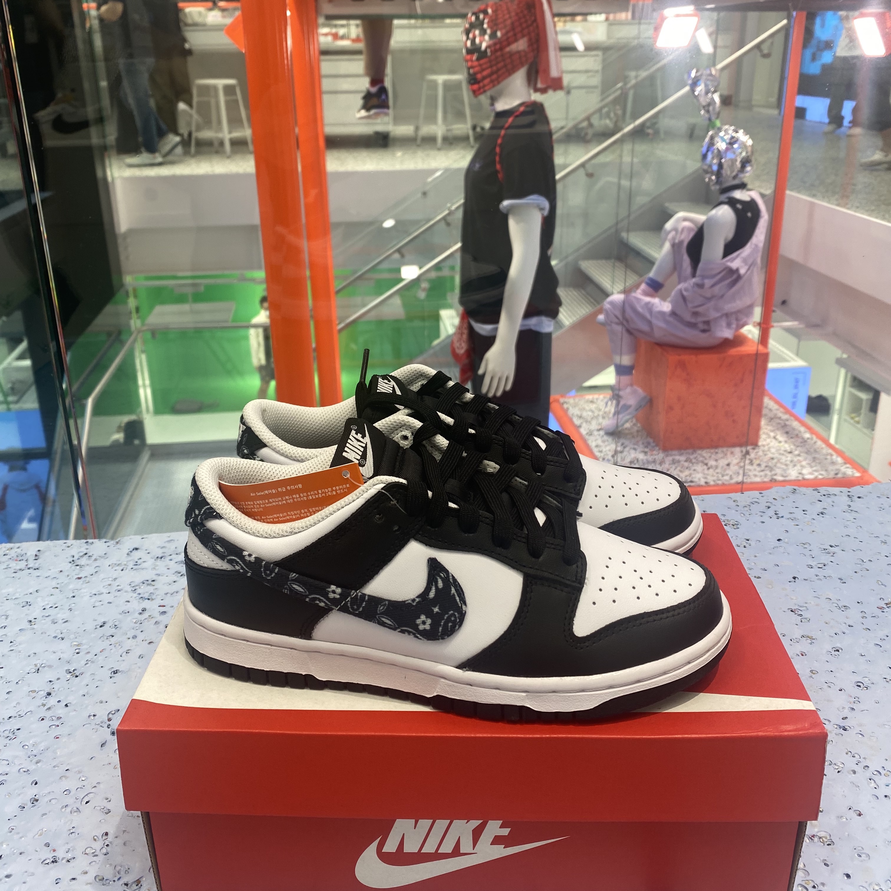 (W) Nike Dunk Low Essential Black Paisley 착용 스타일 - 1