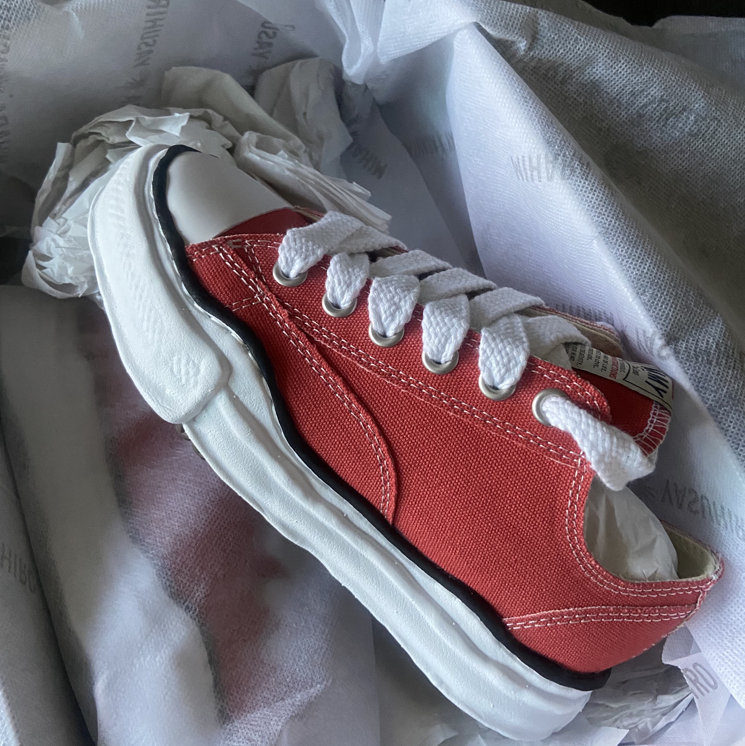 Maison Mihara Yasuhiro Peterson OG Sole Canvas Low Sneakers Orange 착용 스타일 - 1