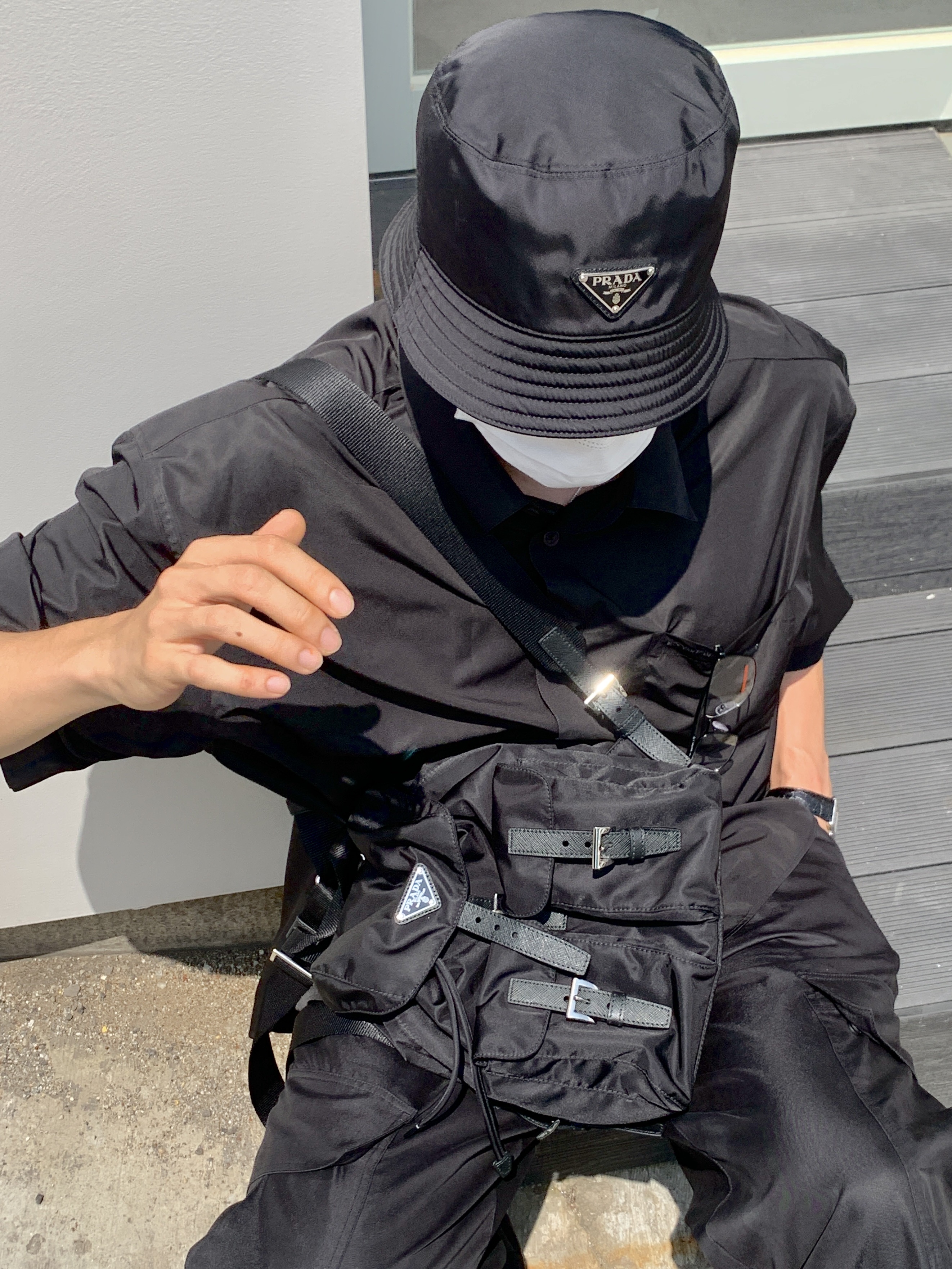 Prada Re-Nylon Bucket Hat Black, Prada Re-Nylon Small Backpack Black 착용 스타일 - 1