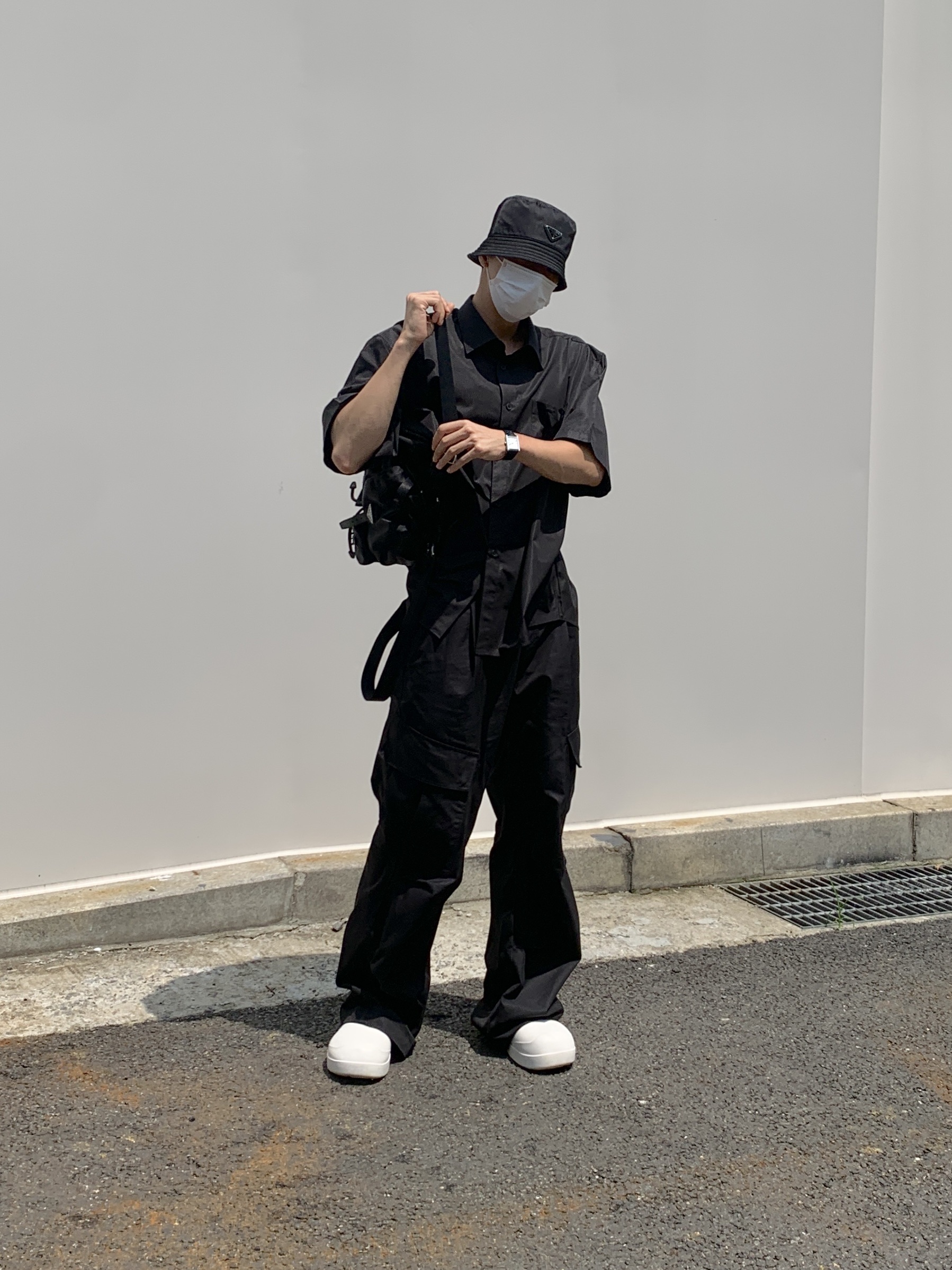 Prada Re-Nylon Bucket Hat Black, Prada Re-Nylon Small Backpack Black 착용 스타일 - 2