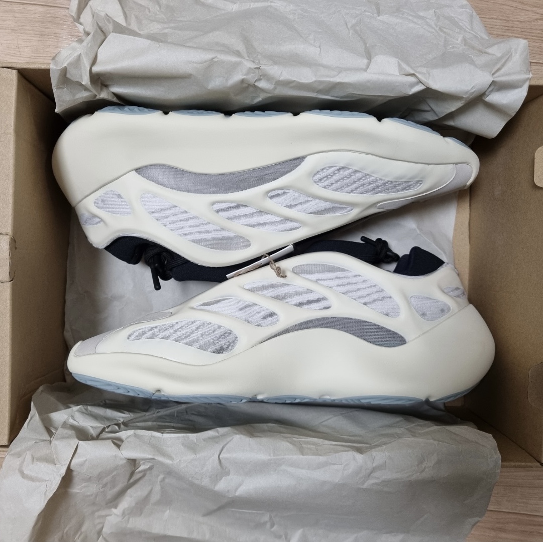 Adidas Yeezy 700 V3 Azael 2022/2023 착용 스타일