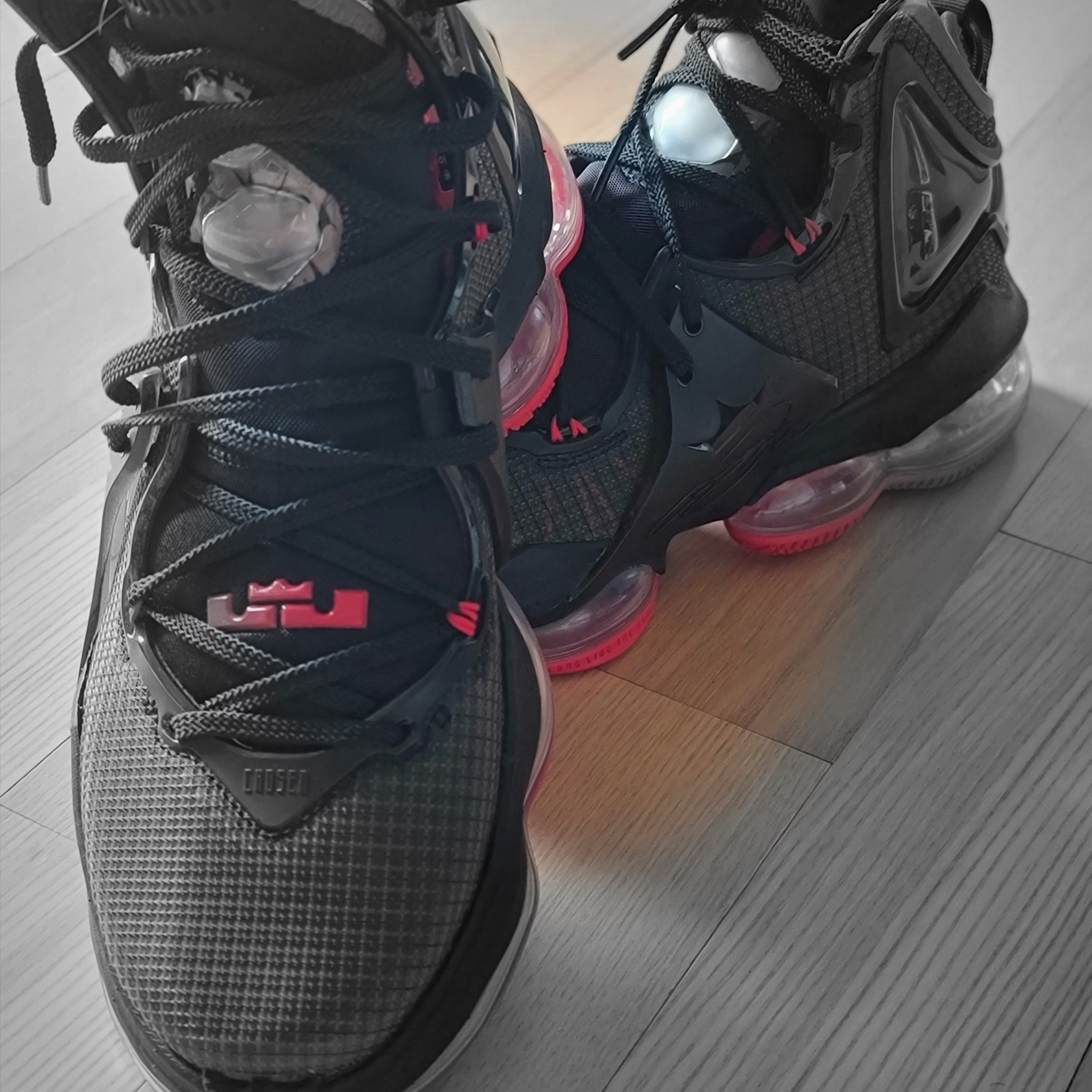 Nike LeBron XIX Black University Red 착용 스타일 - 1