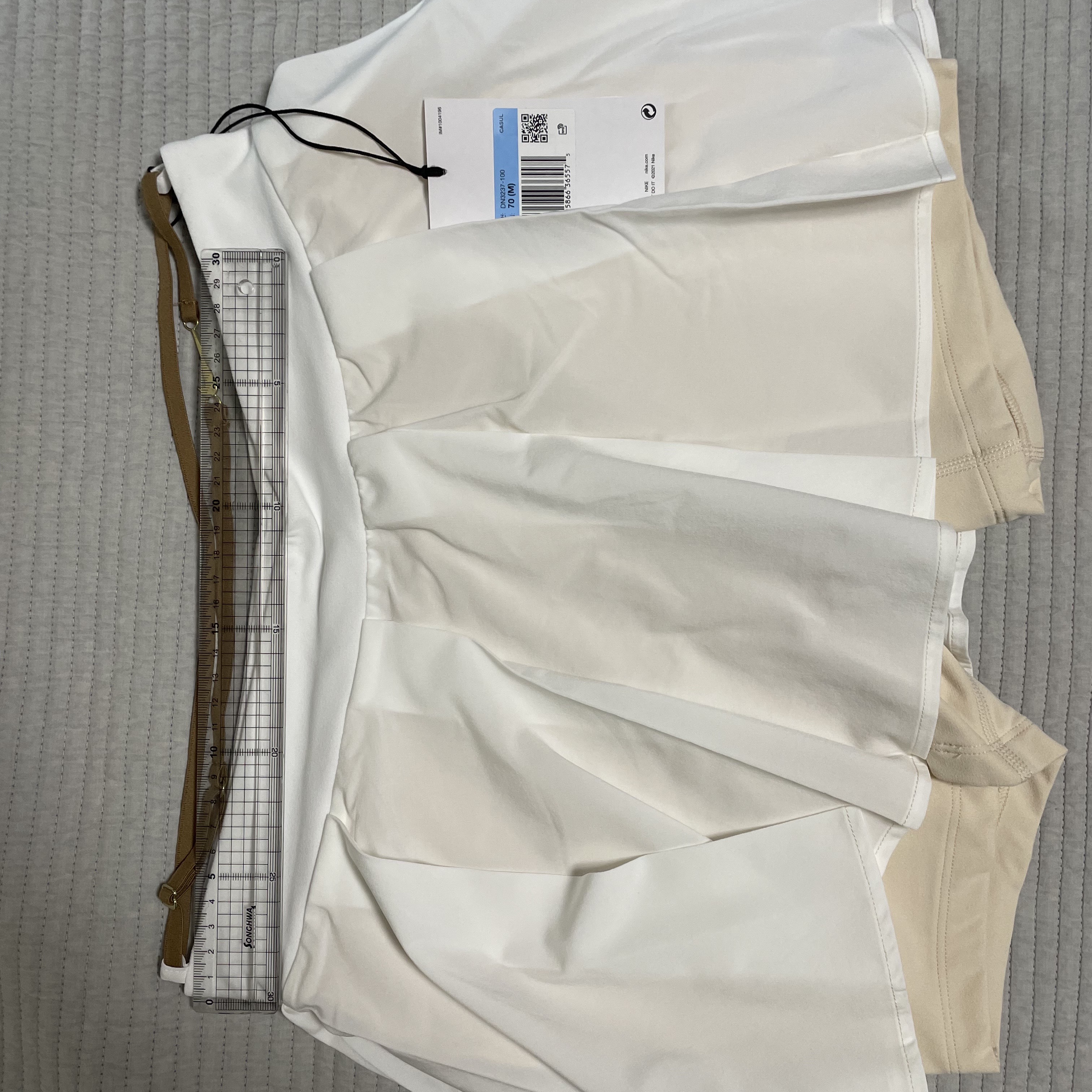 (W) Nike x Jacquemus NRG Pleated Mini Skirt White - Asia 착용 스타일 - 2