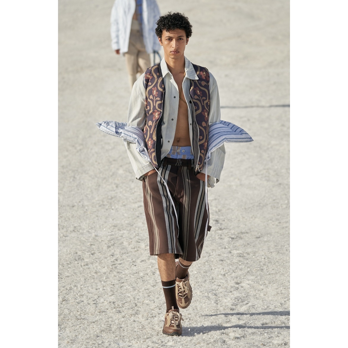 Nike x Jacquemus Air Humara LX Ale Brown and Gold 착용 스타일 - 1