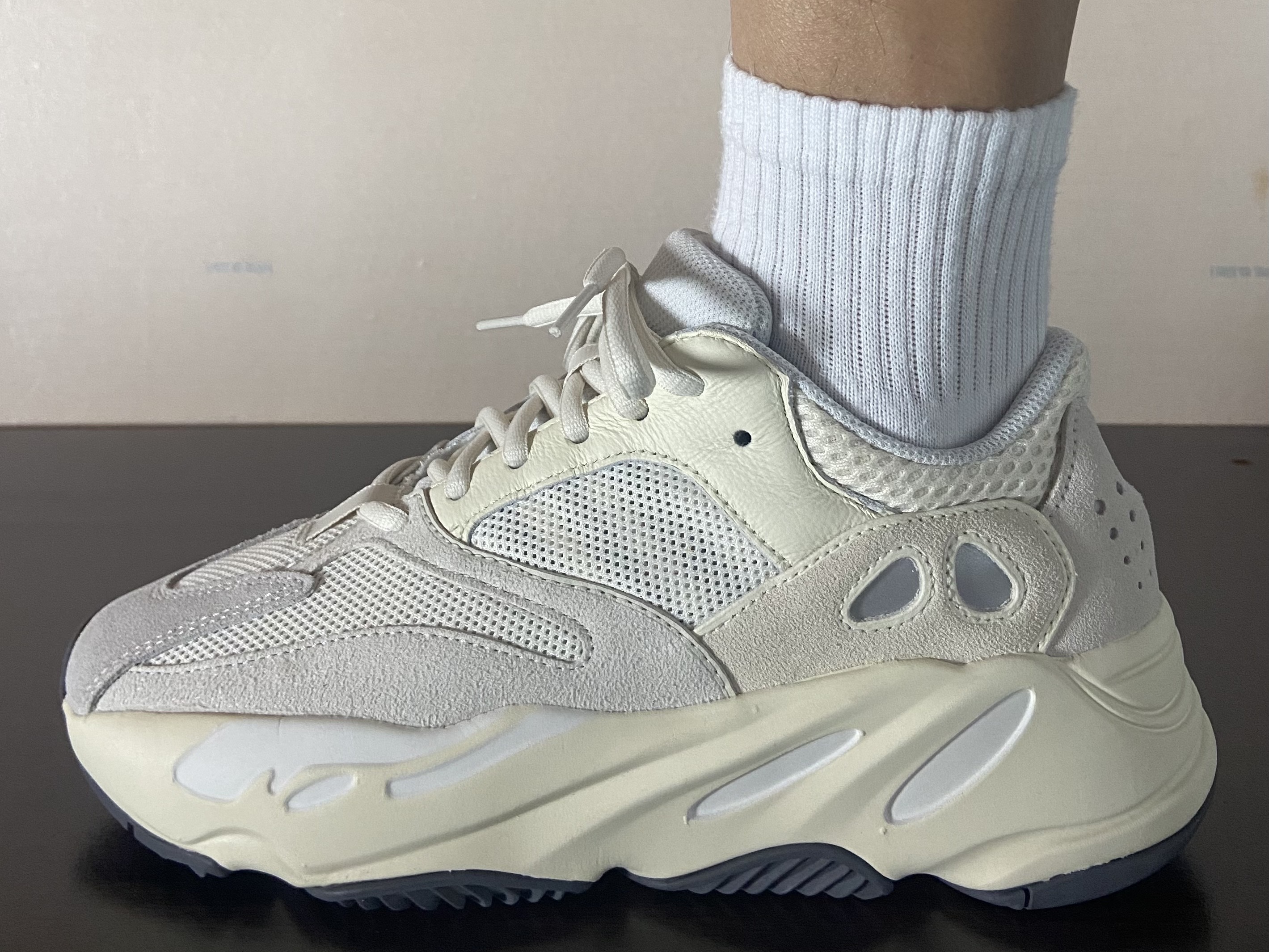 Adidas Yeezy Boost 700 Analog 2022/2023 착용 스타일