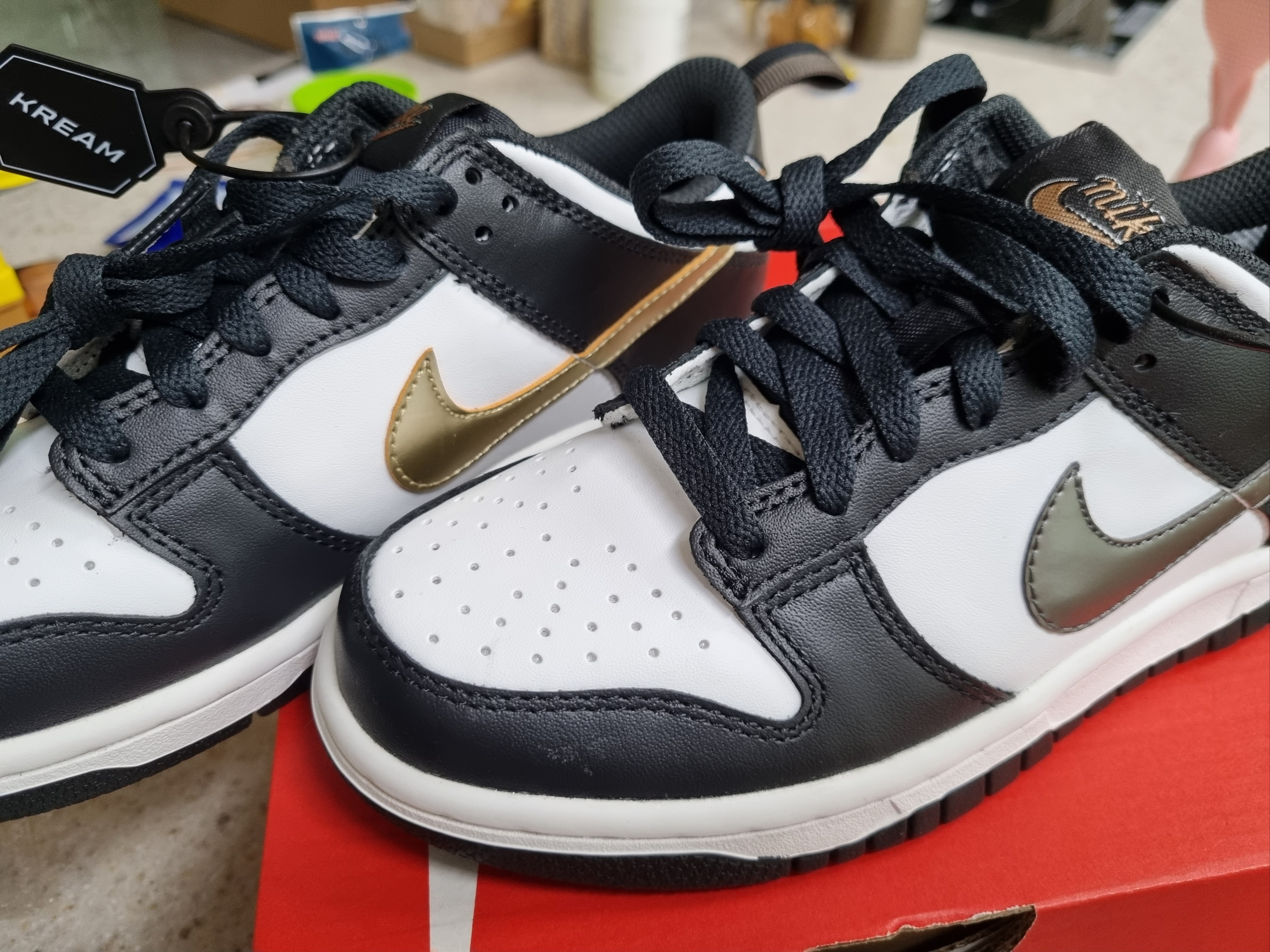 (GS) Nike Dunk Low SE Off Noir Summit White Metallic Pewter 착용 스타일