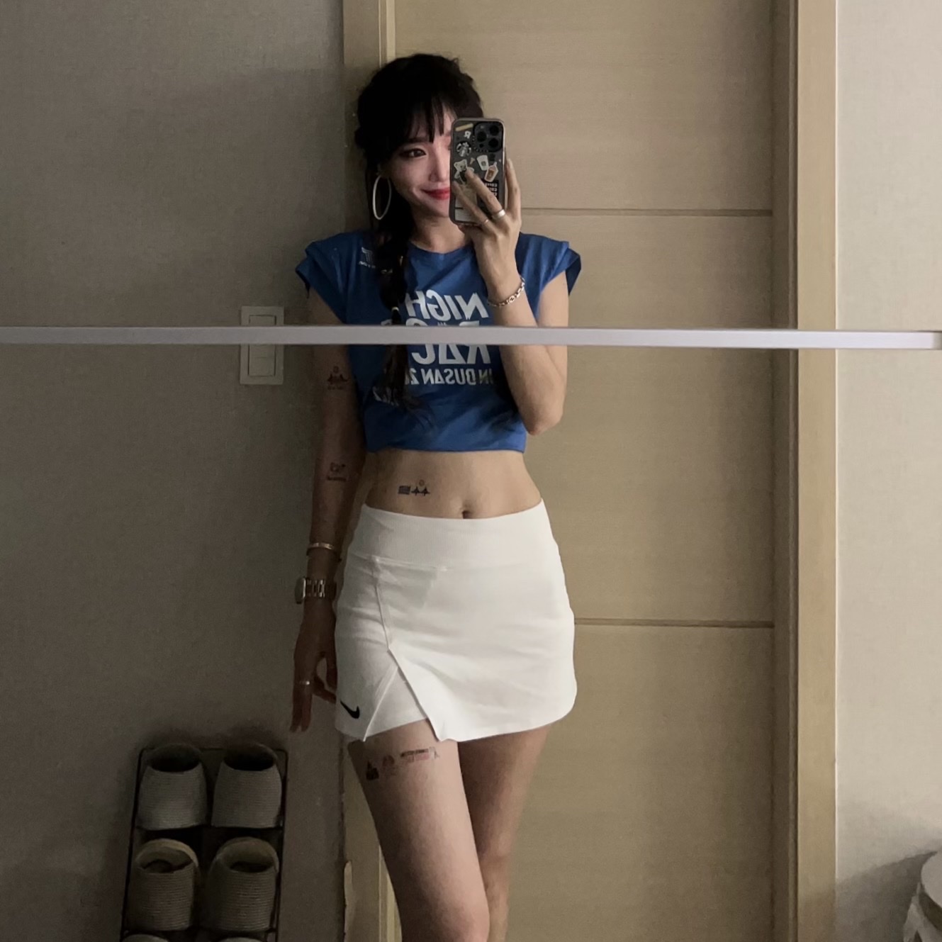 (W) Nike x Jacquemus NRG Pleated Mini Skirt White - Asia 착용 스타일 - 4