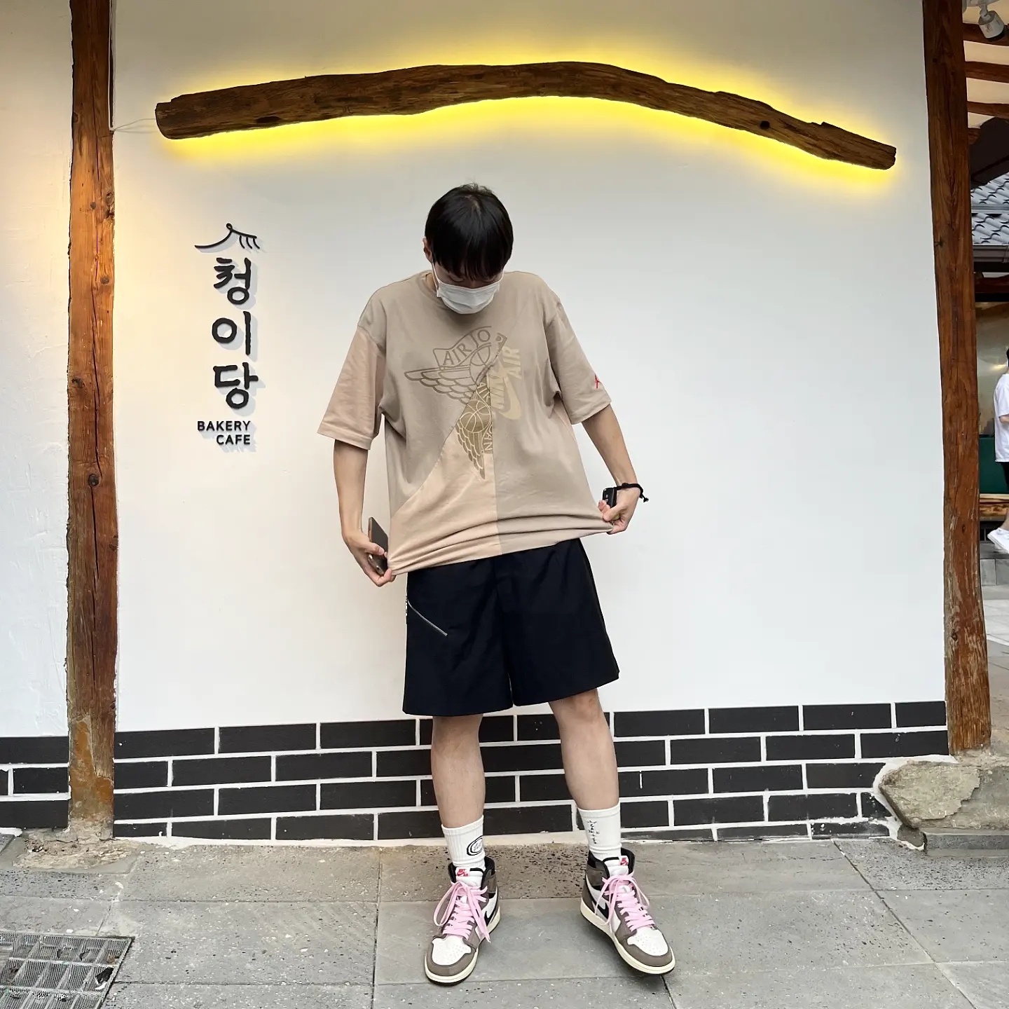 Jordan 1 x Travis Scott Retro High OG SP Mocha, Jordan x Travis Scott S/S Top - Asia 착용 스타일 - 2