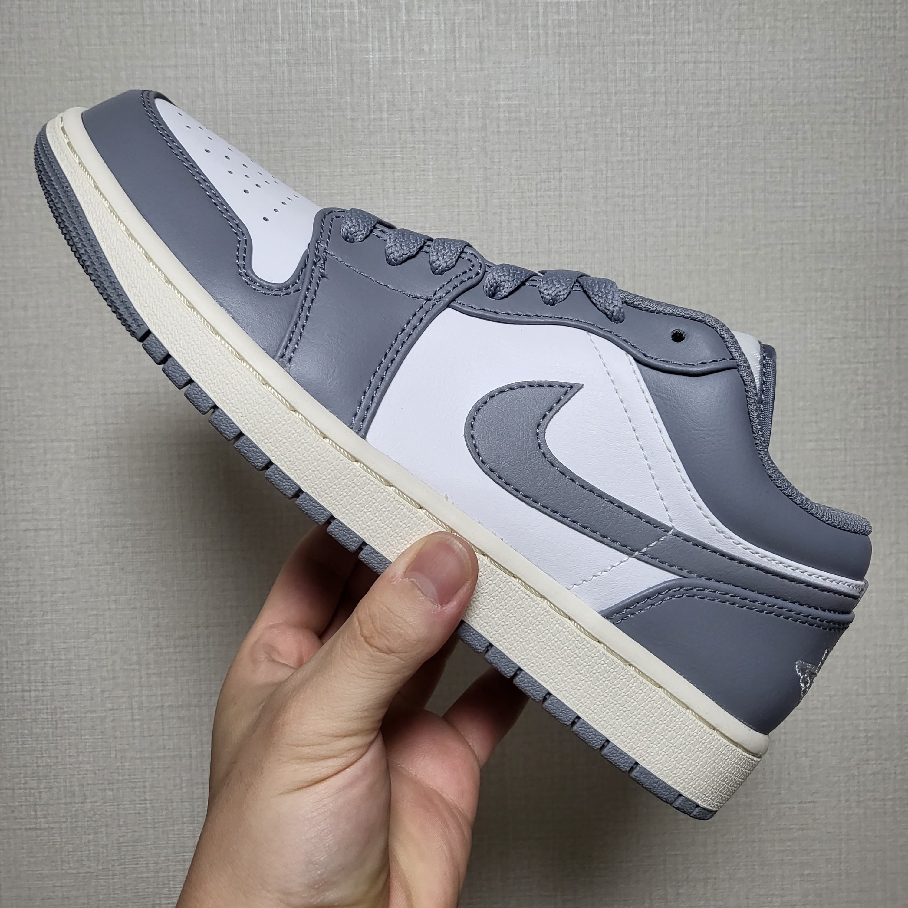 Jordan 1 Low Stealth and White 착용 스타일