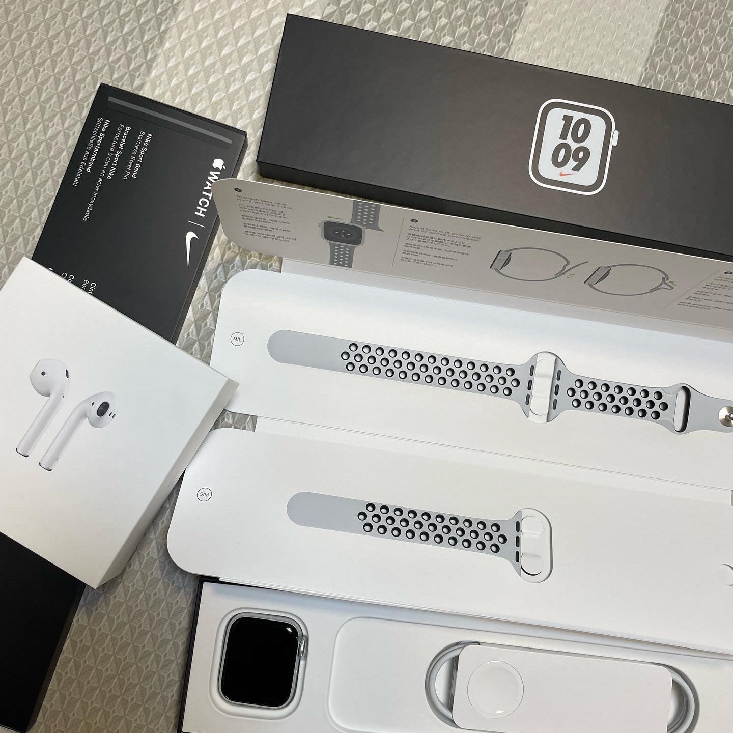 Apple Watch Nike SE 40mm GPS Silver Aluminum Case with Nike Sport Band USB C Pure Platinum Black (Korean Ver.) 착용 스타일 - 2