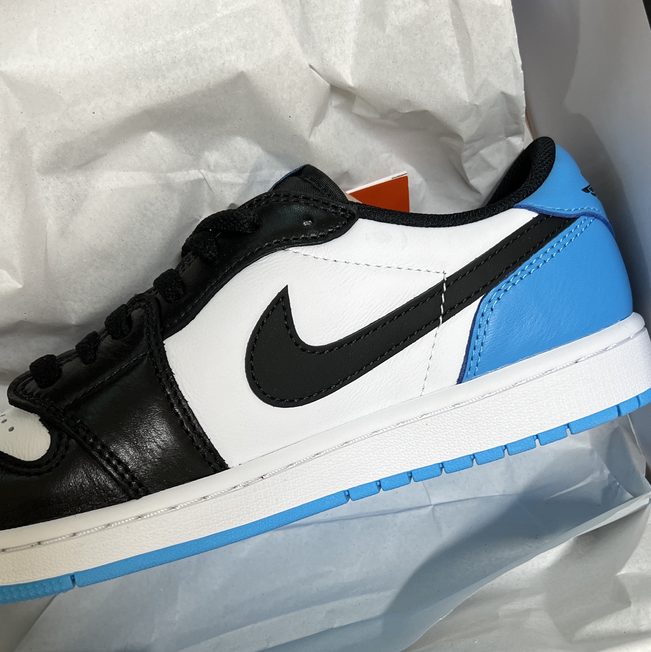 Jordan 1 Retro Low OG Black and Dark Powder Blue 착용 스타일
