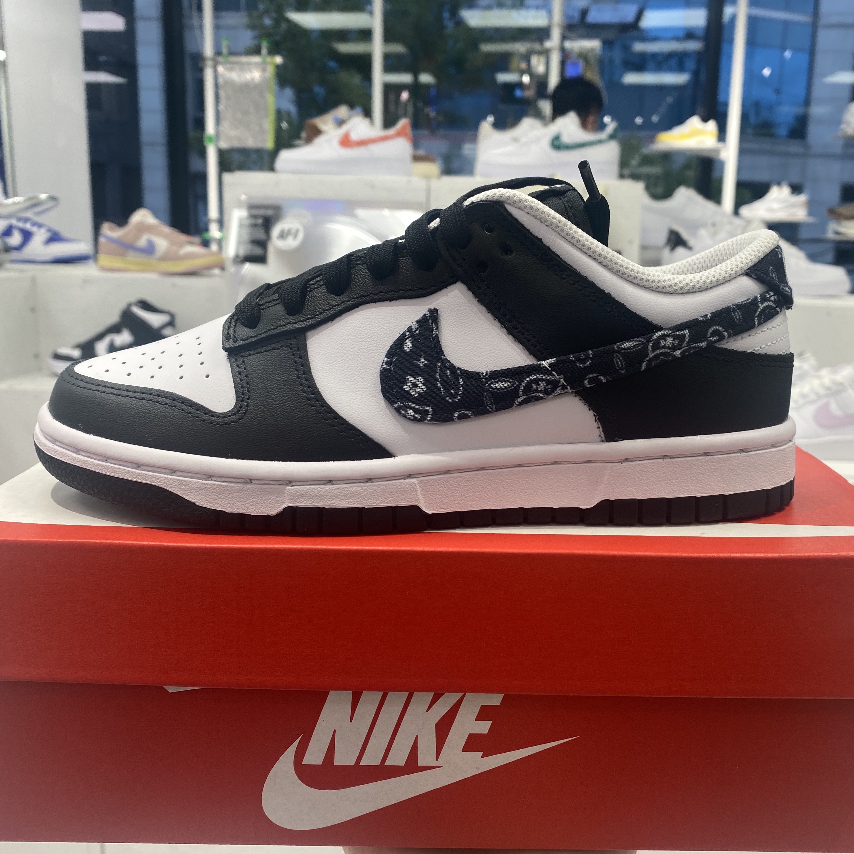 (W) Nike Dunk Low Essential Black Paisley 착용 스타일 - 3