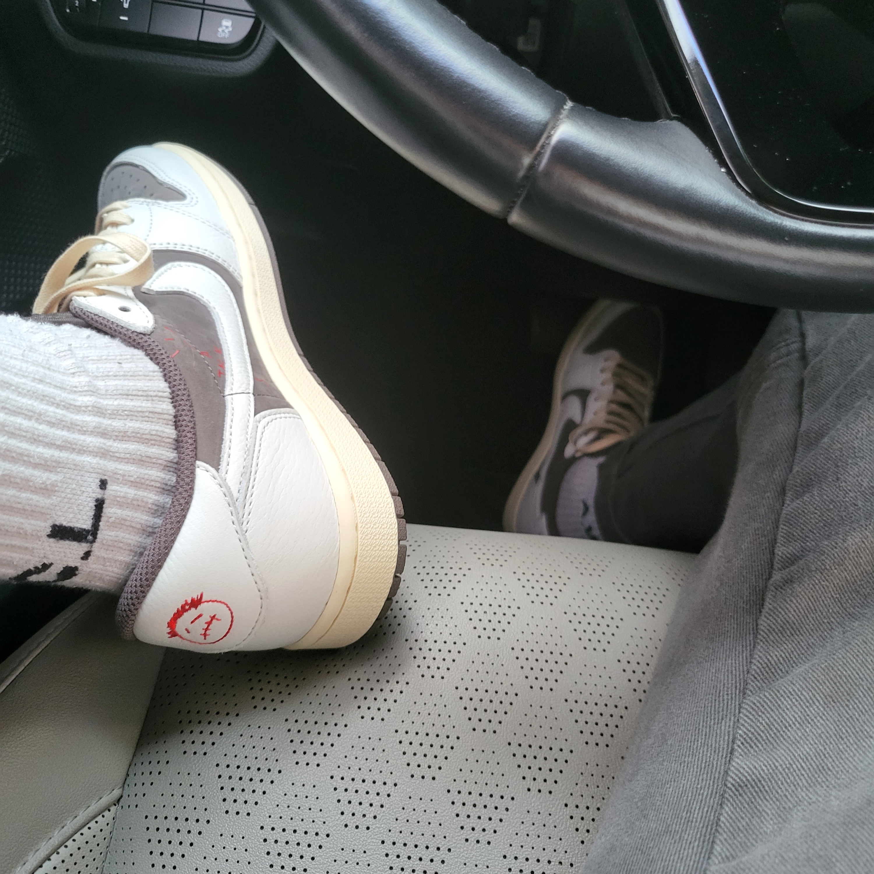 Jordan 1 x Travis Scott Retro Low OG SP Sail and Ridgerock 착용 스타일