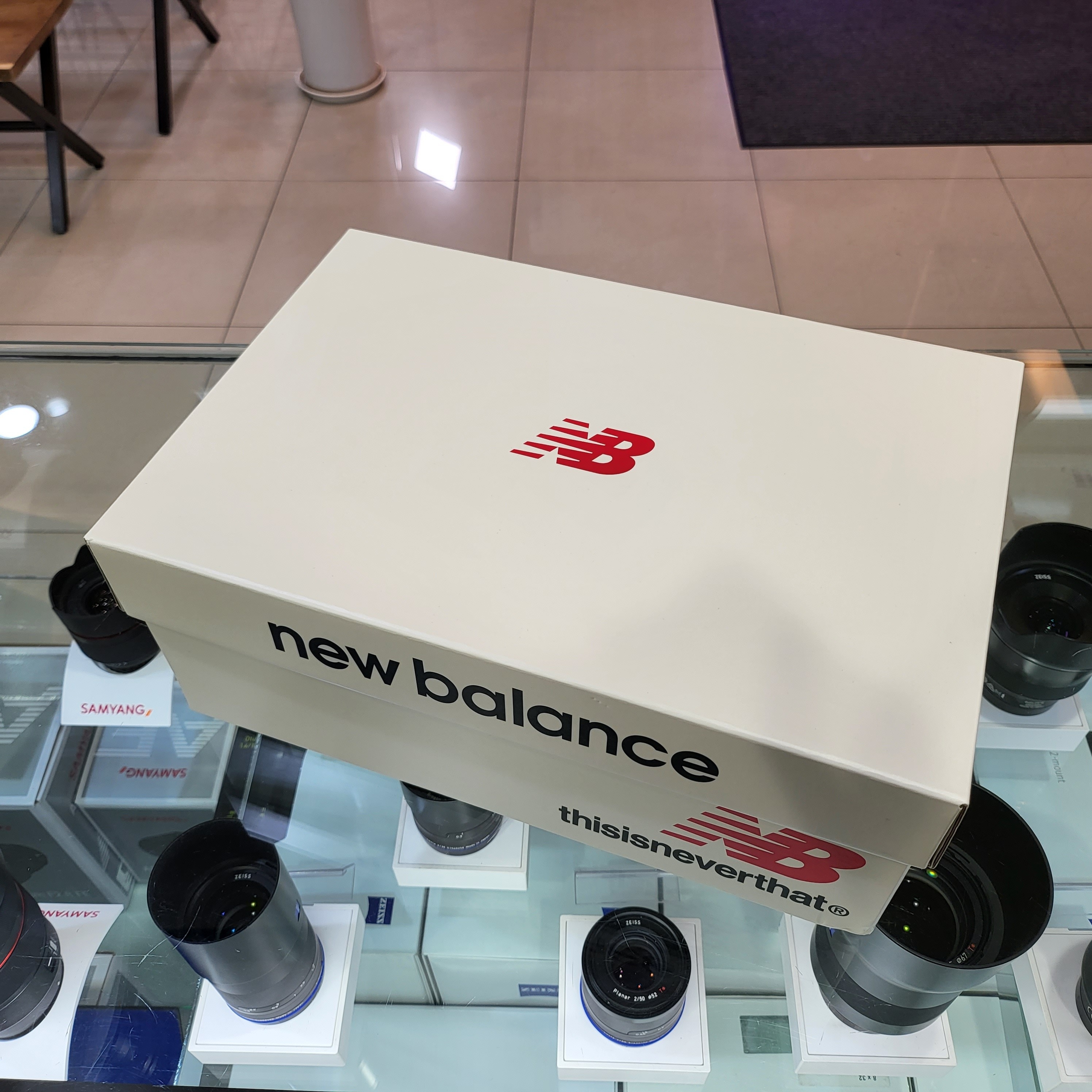 New Balance x Thisisneverthat 2002R 2022 Downtown Run 착용 스타일 - 1