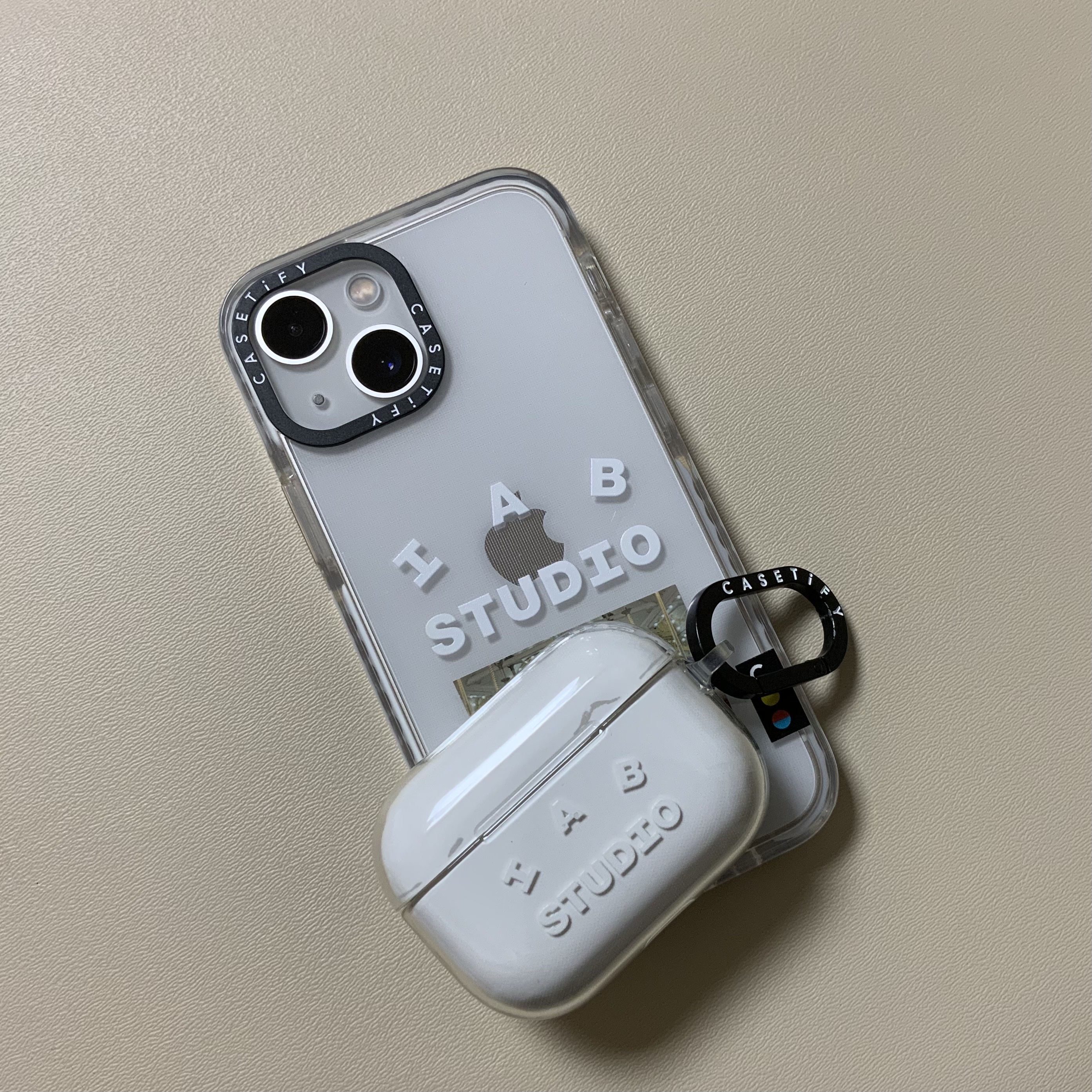 Casetify x IAB Studio iPhone White Logo Impact Case Frost White, Casetify x IAB Studio Single White Logo AirPods Pro Case Clear 착용 스타일 - 2