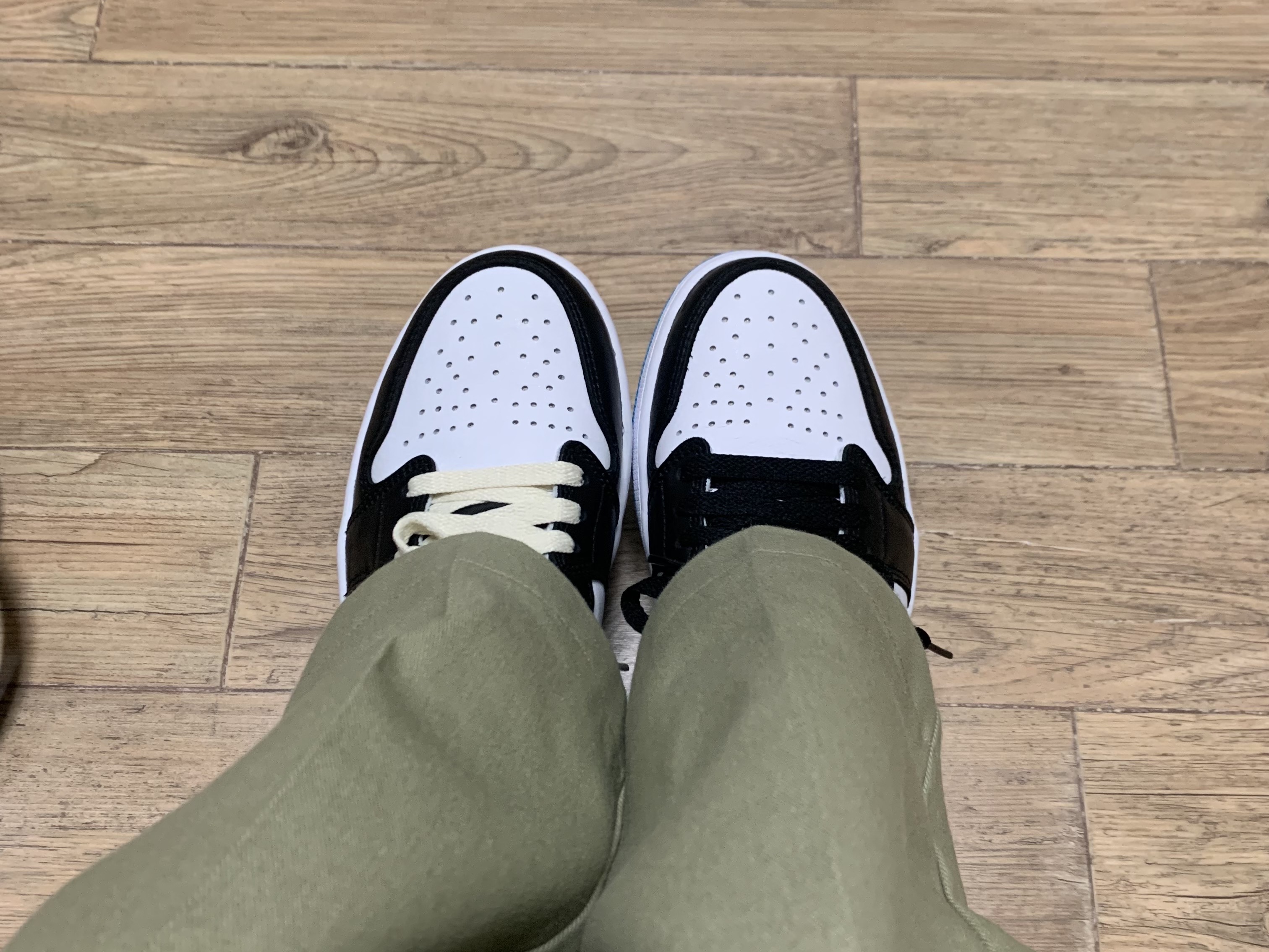 Jordan 1 Retro Low OG Black and Dark Powder Blue 착용 스타일