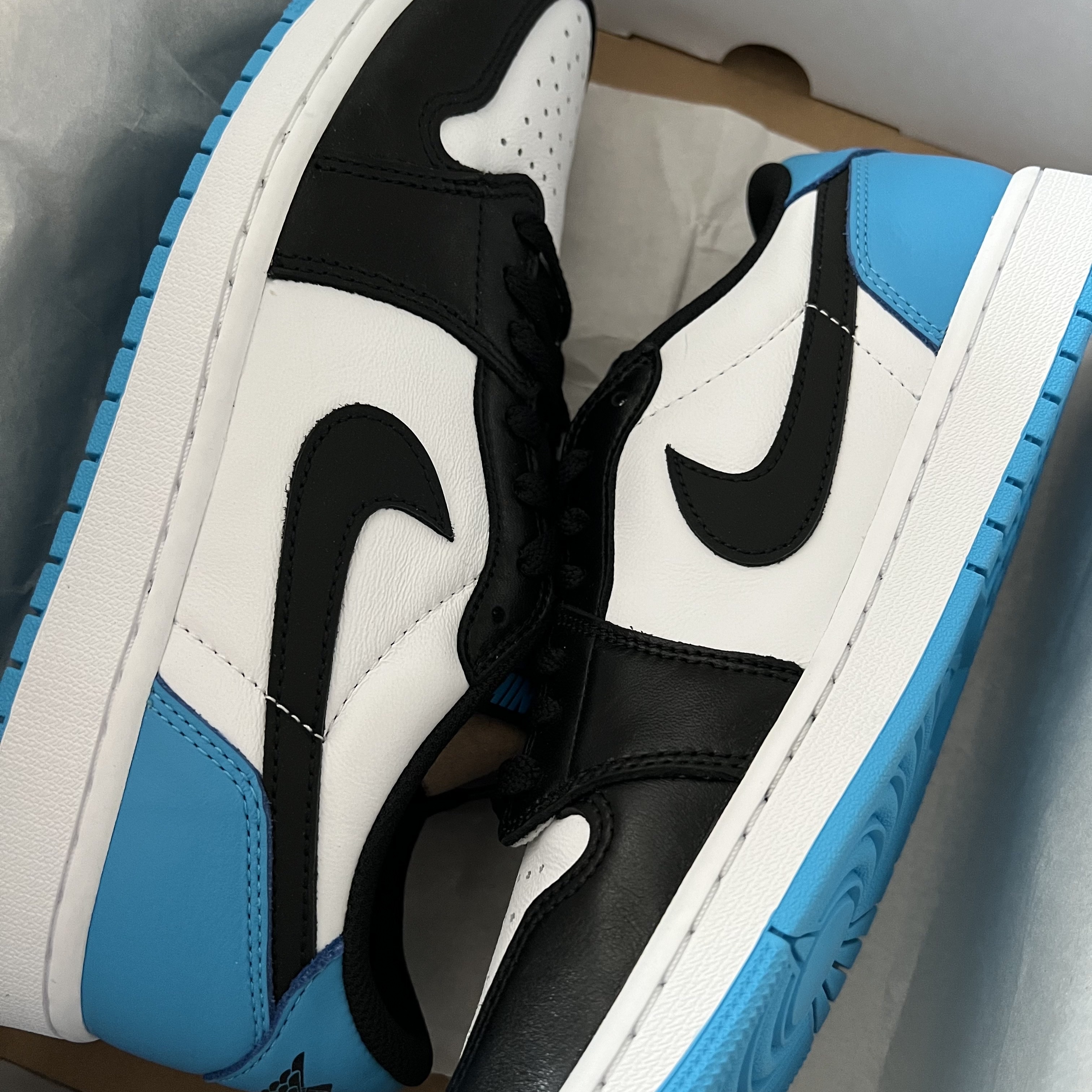 Jordan 1 Retro Low OG Black and Dark Powder Blue 착용 스타일