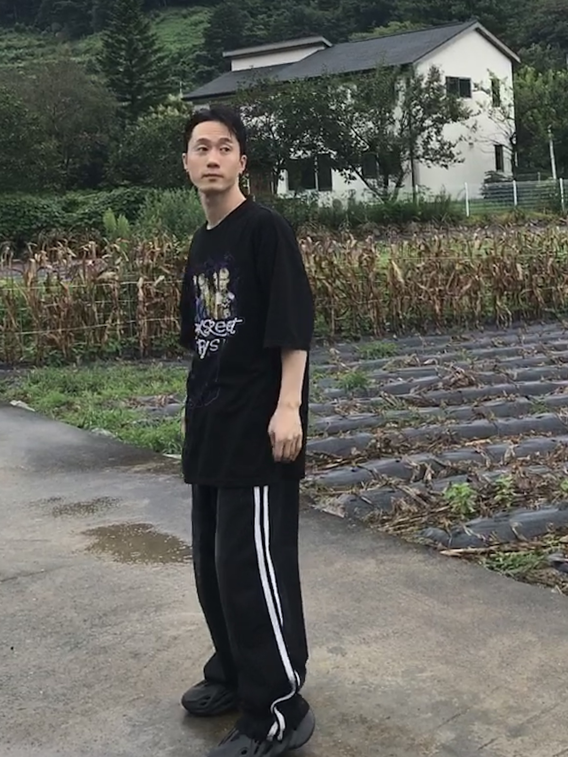 Adidas Yeezy Foam RNNR Onyx 착용 스타일