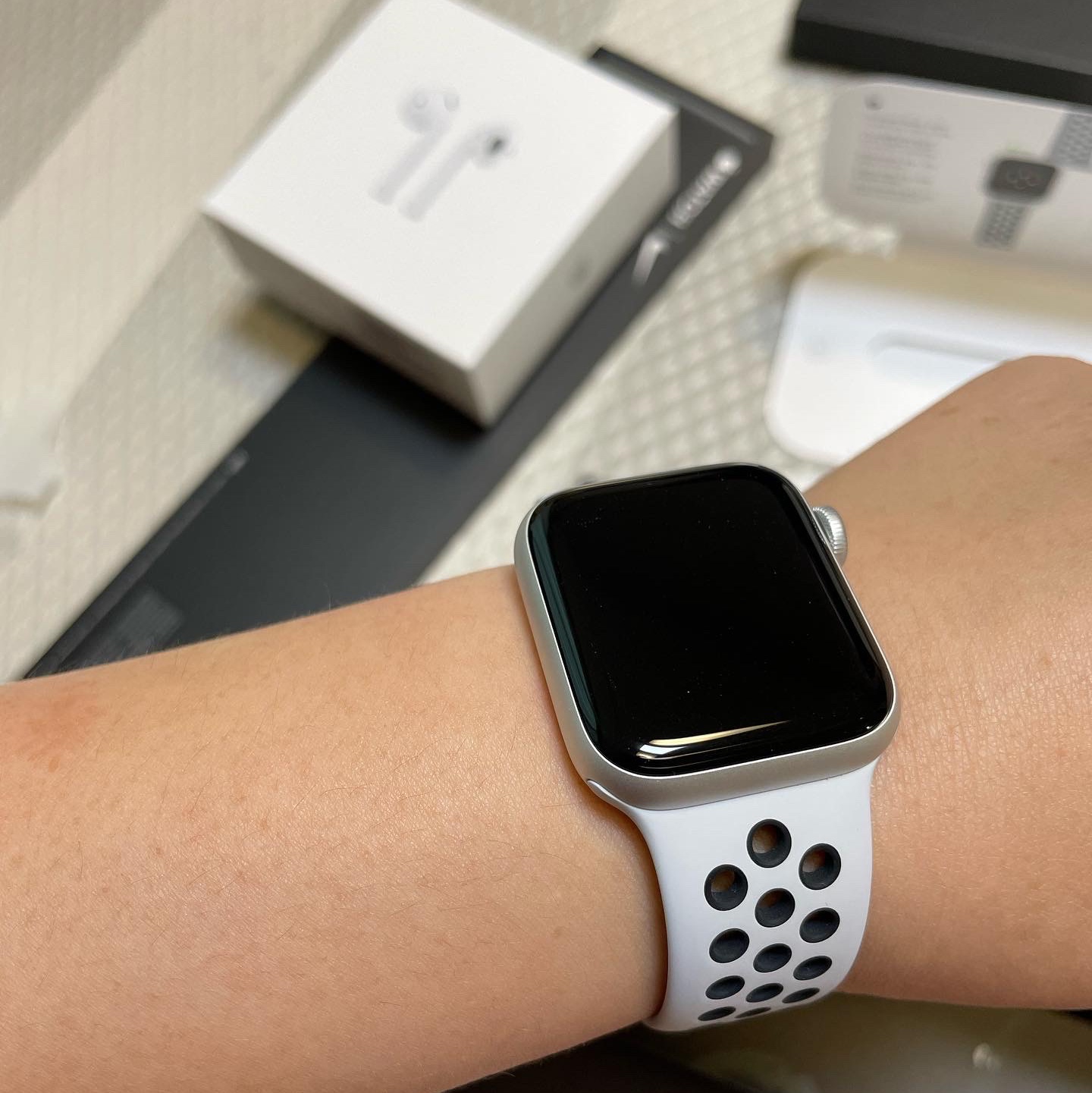 Apple Watch Nike SE 40mm GPS Silver Aluminum Case with Nike Sport Band USB C Pure Platinum Black (Korean Ver.) 착용 스타일 - 3