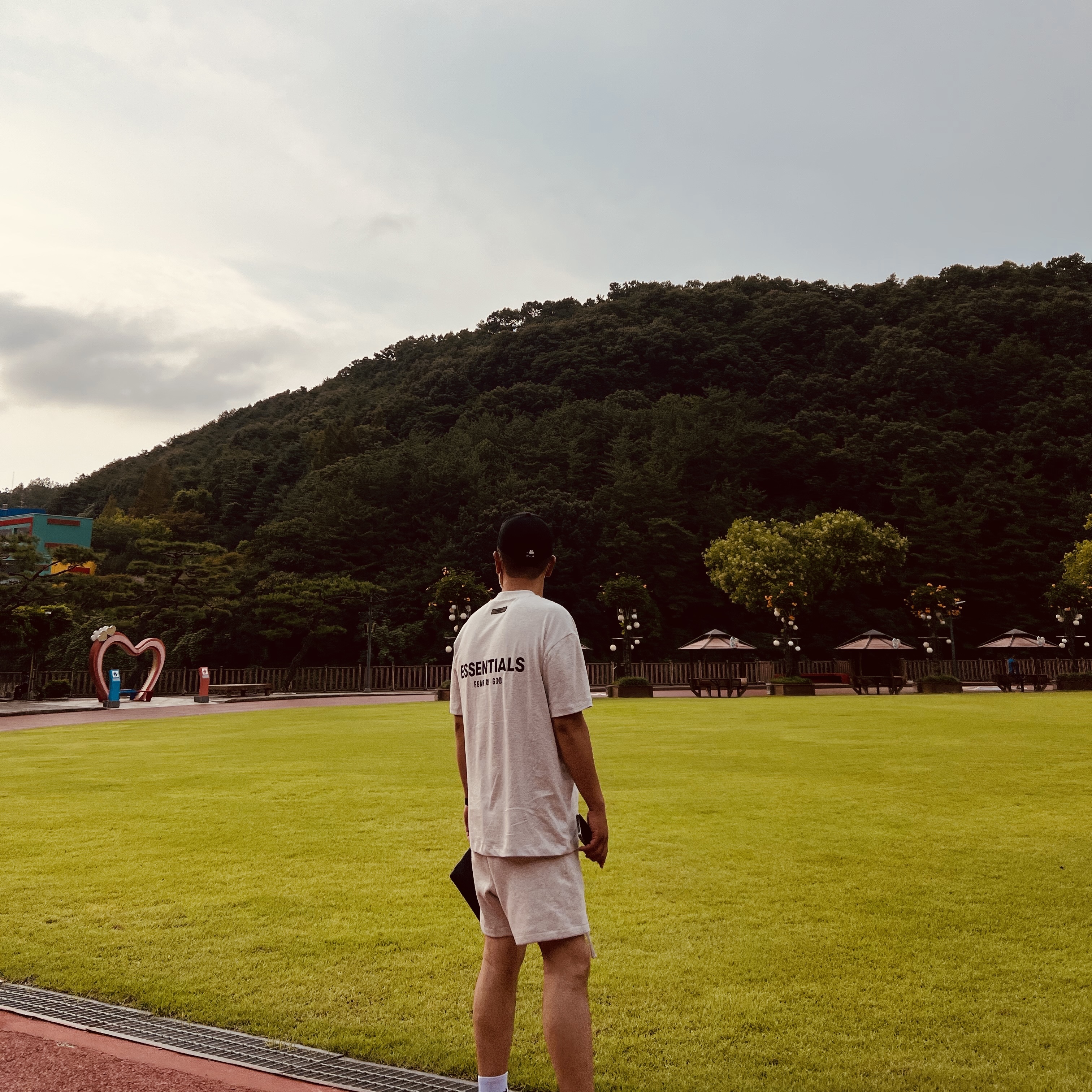 Essentials The Core Collection T-Shirt Light Oatmeal, Essentials The Core Collection Sweatshorts Light Oatmeal 착용 스타일 - 1