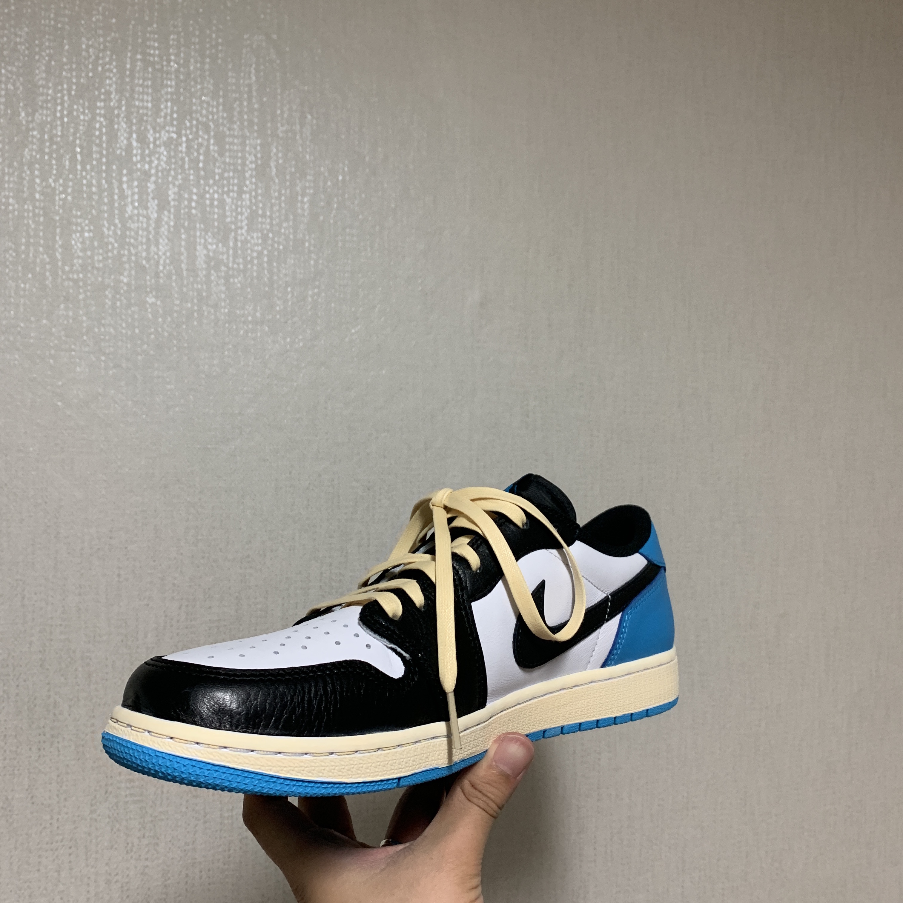 Jordan 1 Retro Low OG Black and Dark Powder Blue 착용 스타일