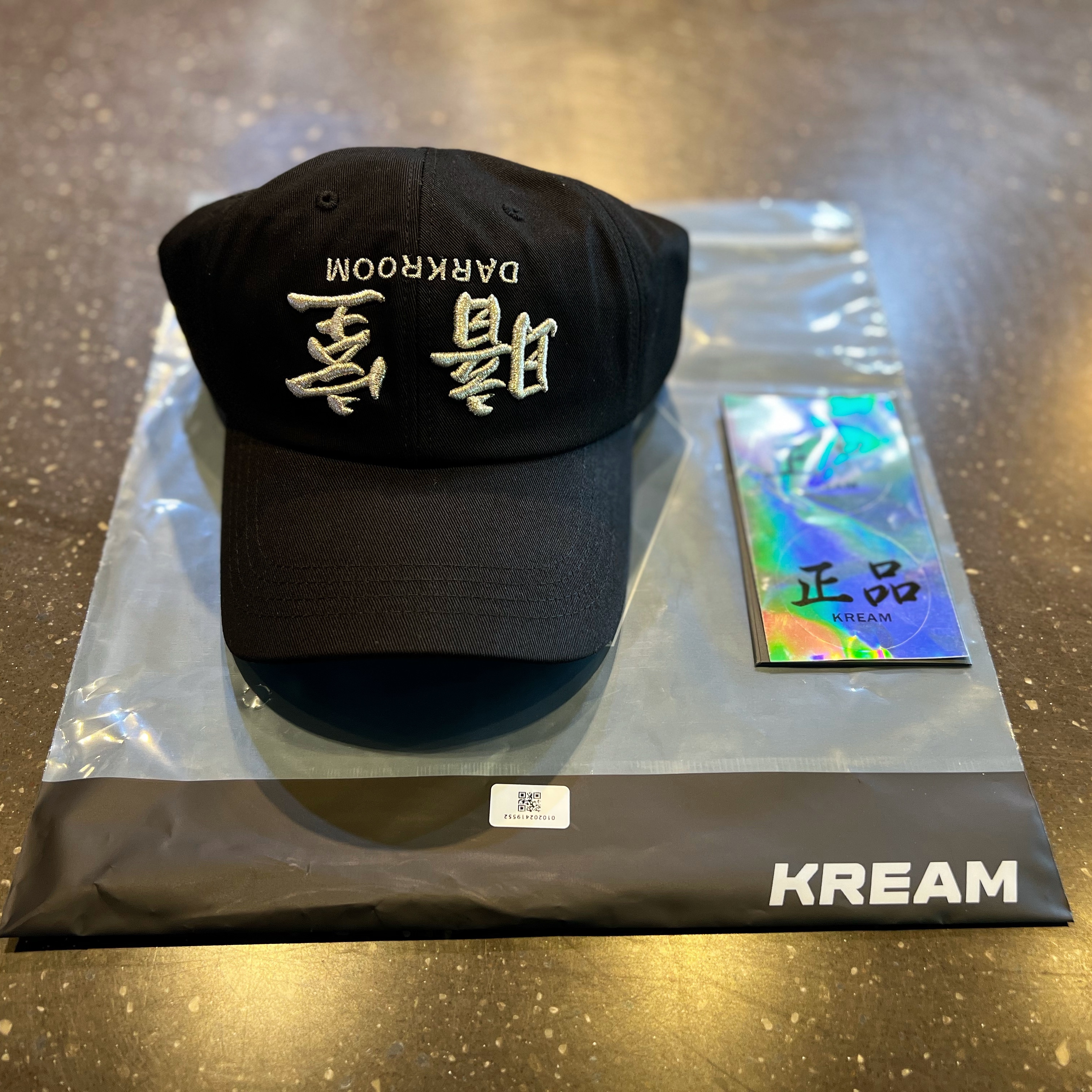 Darkr8m Studio Upside Down Silver Logo Cap 착용 스타일