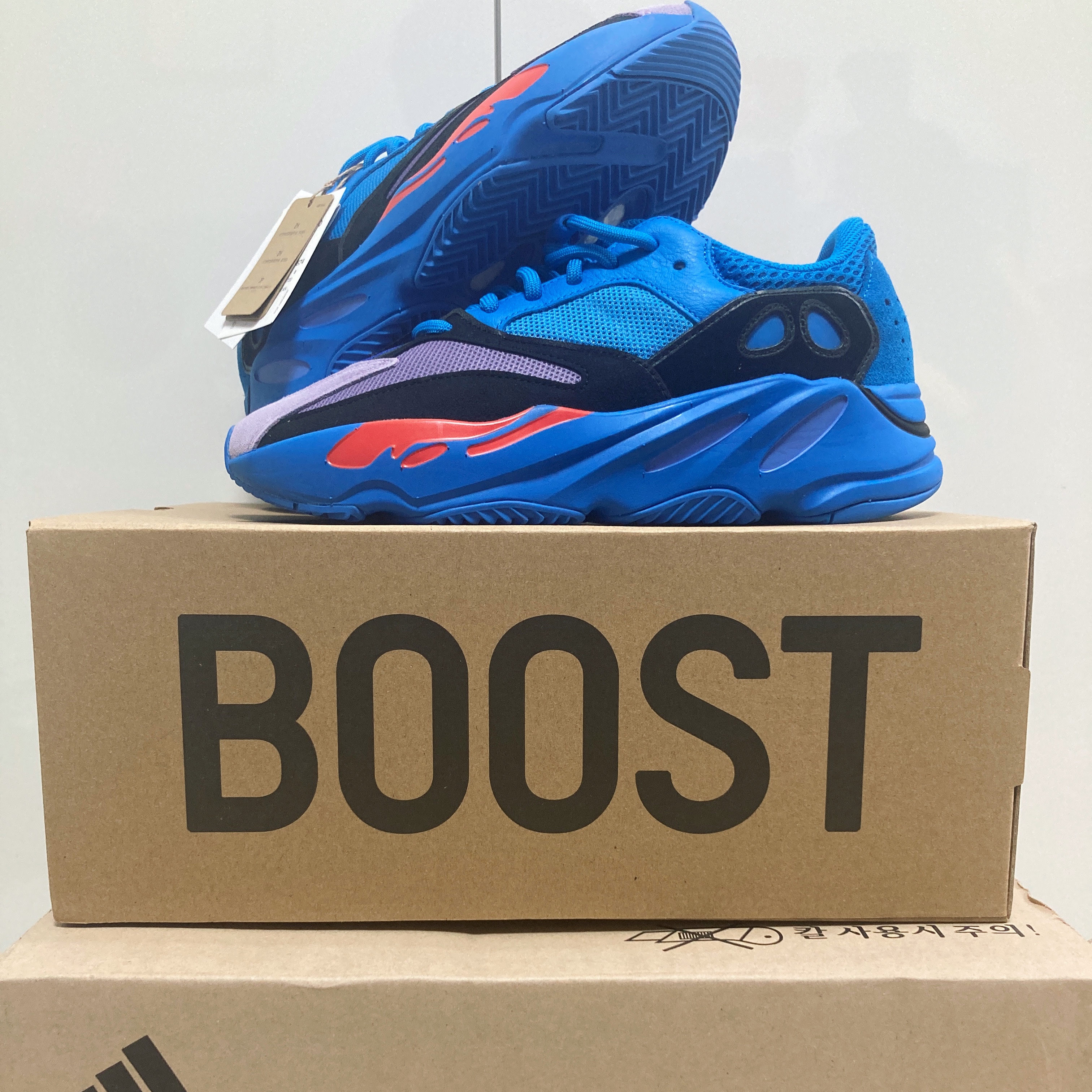Adidas Yeezy Boost 700 Hi-Res Blue 착용 스타일